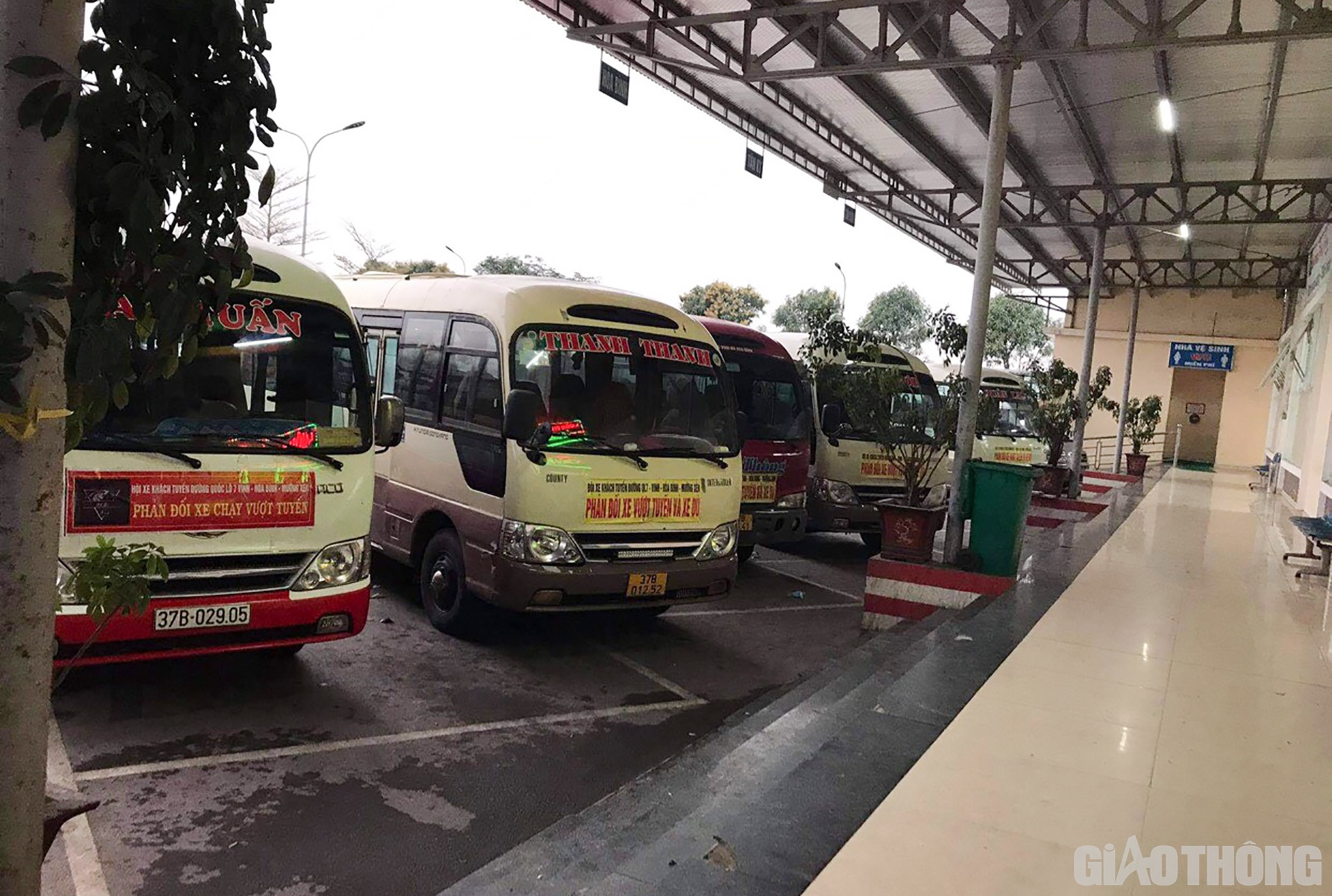 Trong một diễn biến kh&aacute;c, chiều ng&agrave;y 4/3, &ocirc;ng Nguyễn Văn Sỹ - Ph&oacute; Trưởng Bến xe Bắc Vinh cho biết: t&iacute;nh đến chiều nay, kh&ocirc;ng c&oacute; bất cứ xe kh&aacute;ch n&agrave;o l&agrave;m lệnh xuất bến. Hiện tại c&oacute; 7 - 8 phương tiện c&oacute; d&aacute;n băng r&ocirc;n phản đối đỗ tại s&acirc;n bến. C&ugrave;ng đ&oacute; c&oacute; hơn chục l&aacute;i xe, phụ xe tụ tập trong bến để nghe ng&oacute;ng t&igrave;nh h&igrave;nh. T&igrave;nh h&igrave;nh ở bến vẫn rất ổn định, kh&ocirc;ng xảy ra lộn xộn mất an ninh trật tự. Do thời điểm n&agrave;y đang c&ograve;n dịch bệnh n&ecirc;n lượng kh&aacute;ch đến bến đi về c&aacute;c huyện kể tr&ecirc;n c&ograve;n &iacute;t.