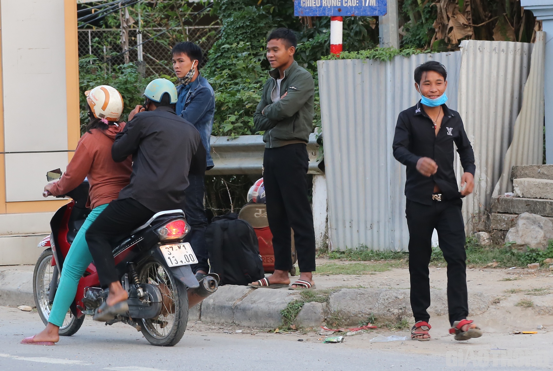 Một c&aacute;n bộ Đồn Bi&ecirc;n ph&ograve;ng Na Loi cho biết, anh được Bộ Chỉ huy tăng cường đi l&agrave;m nhiệm vụ kh&aacute;c. Từ trưa ng&agrave;y 4/3, anh đ&atilde; ra thị trấn Mường X&eacute;n (huyện Kỳ Sơn) để đ&oacute;n xe, nhưng m&atilde;i vẫn kh&ocirc;ng c&oacute; xe n&agrave;o. Hỏi chuyện th&igrave; mới biết c&aacute;c nh&agrave; xe đang đ&igrave;nh c&ocirc;ng n&ecirc;n anh đ&agrave;nh phải thu&ecirc; nh&agrave; nghỉ ngủ lại để s&aacute;ng sớm mai nhờ người th&acirc;n đi xe ri&ecirc;ng chở xuống đơn vị để trưa mai kịp nhận nhiệm vụ mới.