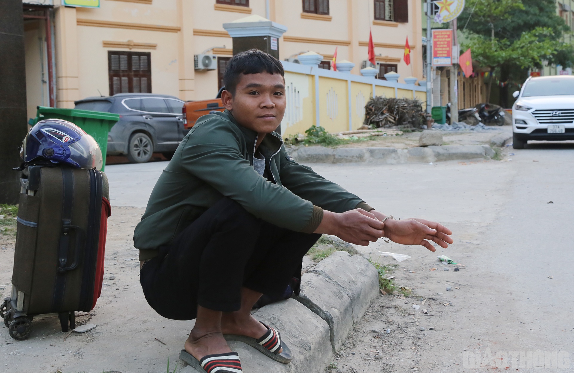 Trong khi đ&oacute;, chờ kh&ocirc;ng được xe, anh Lữ Văn Nh&acirc;m (21 tuổi, tr&uacute; ở x&atilde; T&agrave; Cạ) đ&agrave;nh phải gọi cho người th&acirc;n ra đ&oacute;n về nh&agrave; chờ h&ocirc;m sau bắt xe xuống Diễn Ch&acirc;u để đi S&agrave;i G&ograve;n l&agrave;m ăn.