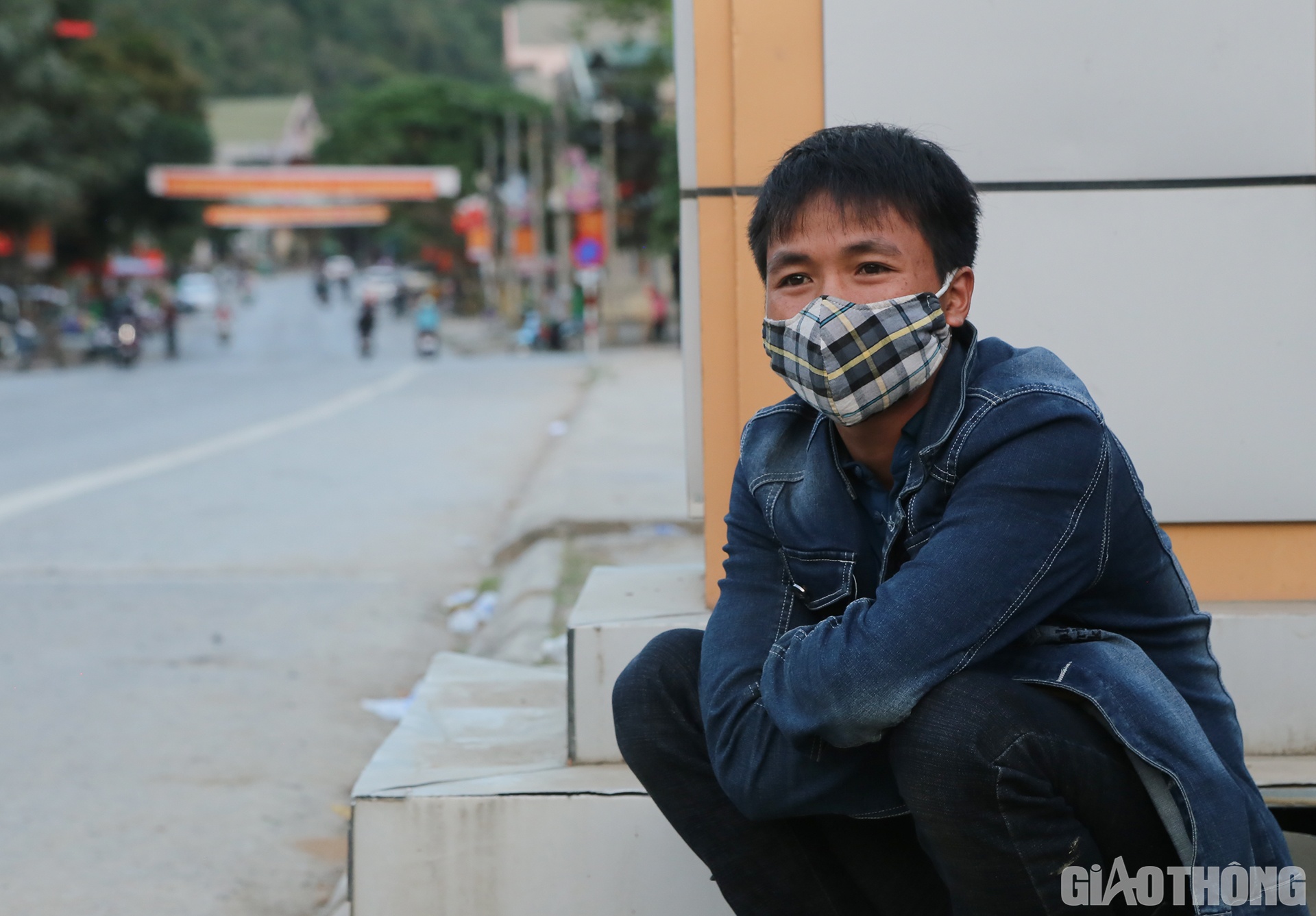 Anh Cụt Văn Hải (24 tuổi, cũng ở x&atilde; T&agrave; Cạ) gắng chờ th&ecirc;m xem c&oacute; xe n&agrave;o l&ecirc;n kh&ocirc;ng. Anh Hải kh&aacute; bức x&uacute;c: C&aacute;c nh&agrave; xe l&agrave;m kiểu n&agrave;y l&agrave; l&agrave;m khổ người d&acirc;n. Ch&uacute;ng t&ocirc;i đi S&agrave;i G&ograve;n chứ kh&ocirc;ng phải đi Diễn Ch&acirc;u, hay Vinh. Đề nghị cơ quan chức năng sớm c&oacute; phương &aacute;n để gi&uacute;p người d&acirc;n.