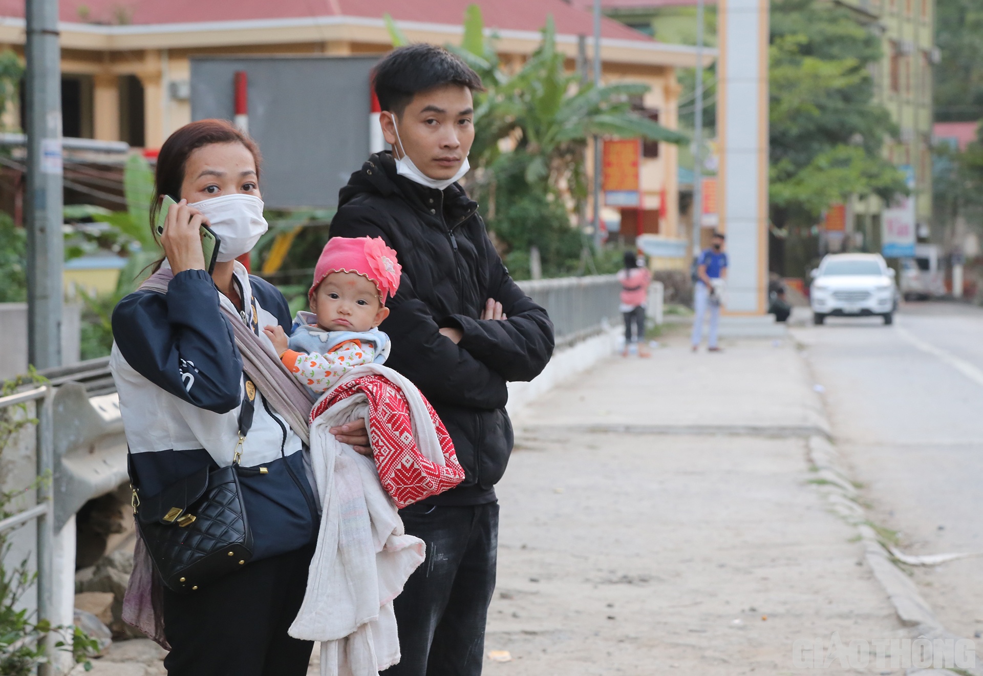 Một gia đ&igrave;nh mang theo con nhỏ 9 th&aacute;ng muốn về Thanh H&oacute;a nhưng vẫn chưa c&oacute; xe. Theo anh chồng, gia đ&igrave;nh đ&atilde; chờ từ đầu giờ chiều ng&agrave;y 4/3 đến gần 18h vẫn kh&ocirc;ng thấy một xe n&agrave;o hoạt động. Gia đ&igrave;nh đ&atilde; gọi điện khắp c&aacute;c nh&agrave; xe c&oacute; thể...