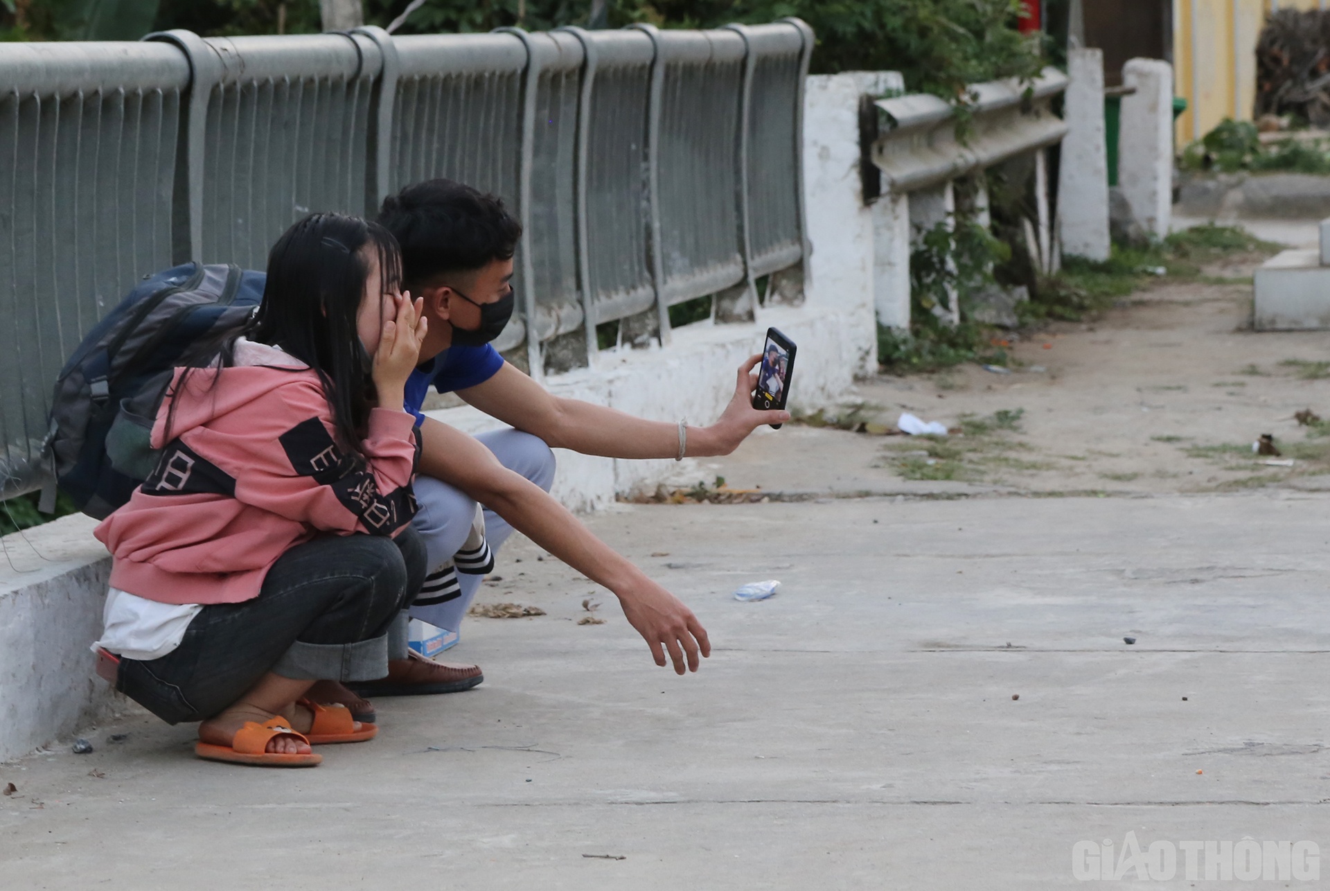 Một đ&ocirc;i bạn trẻ chờ xe để đi H&agrave; Nội nhưng m&atilde;i kh&ocirc;ng c&oacute; xe. Để giải khu&acirc;y, giết thời gian, đ&ocirc;i bạn trẻ lấy điện thoại ra check in tr&ecirc;n cầu H&oacute;i Giảng (thị trấn Mường X&eacute;n).