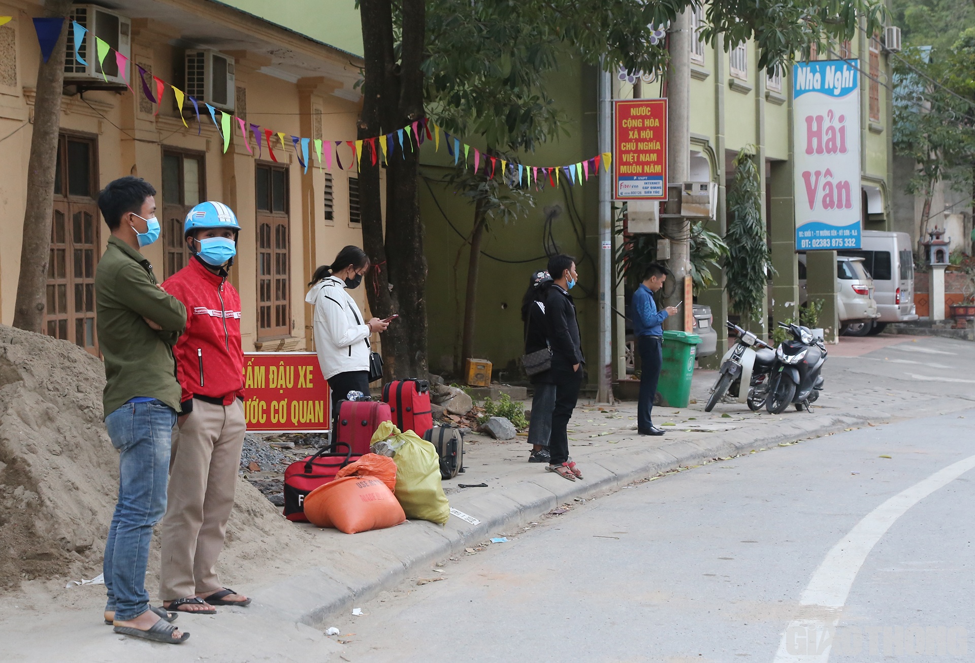 Trước việc c&aacute;c nh&agrave; xe kh&ocirc;ng hoạt động, dọc tuyến đường QL7A từ thị trấn Mường X&eacute;n (huyện Kỳ Sơn) xuống thị trấn H&ograve;a B&igrave;nh (huyện Tương Dương) c&oacute; rất nhiều kh&aacute;ch đứng tập trung 2 b&ecirc;n đường để đ&oacute;n xe. Tất cả đều tỏ ra rất lo lắng, mệt mỏi v&igrave; phải chờ đợi qu&aacute; l&acirc;u. Ngo&agrave;i những xe tuyến cố định kh&ocirc;ng chạy, th&igrave; to&agrave;n bộ xe d&ugrave;, xe vượt tuyến cũng kh&ocirc;ng l&ecirc;n được v&igrave; lực lượng TTGT v&agrave; c&ocirc;ng an huyện Kỳ Sơn l&agrave;m gắt.