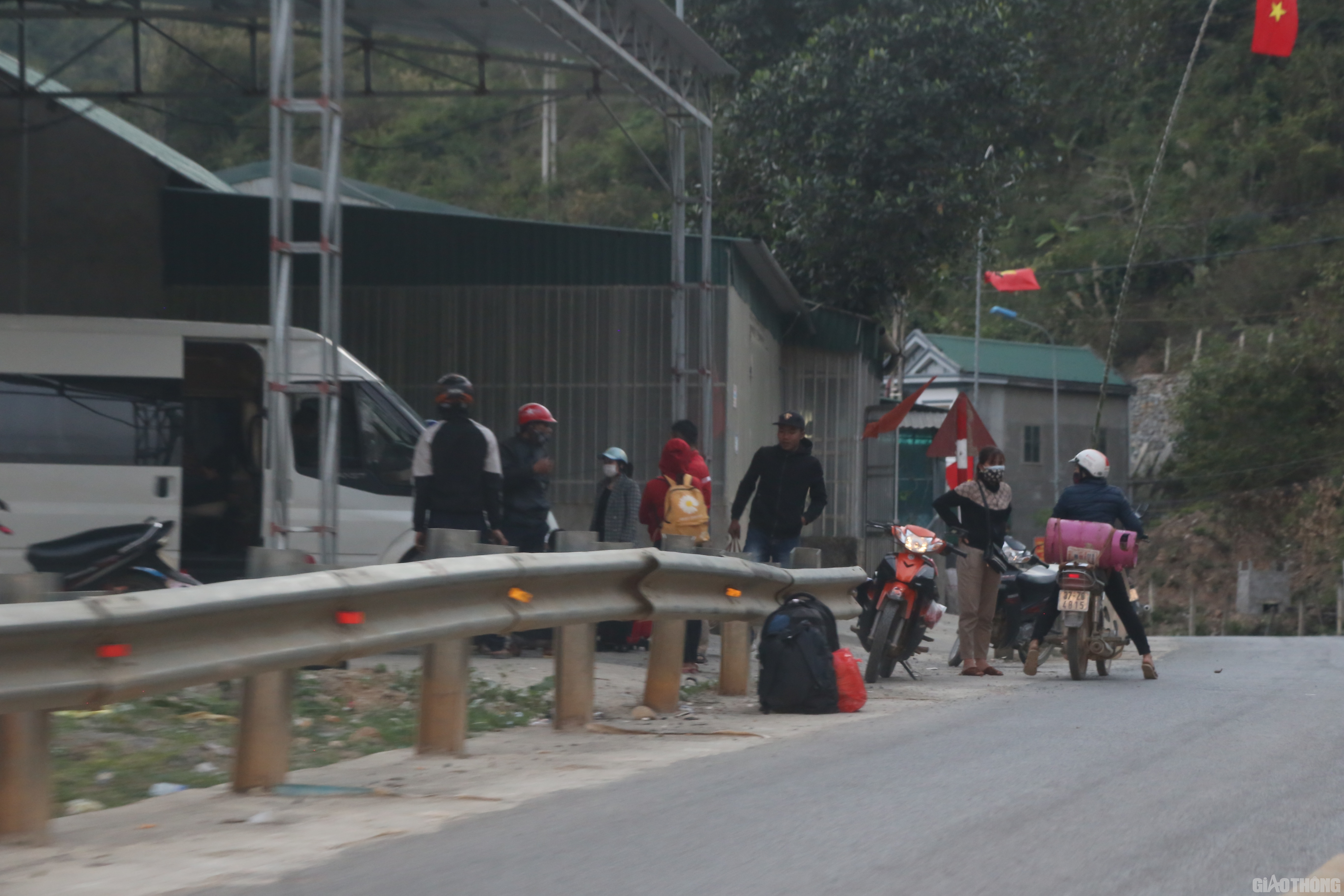 Đến khoảng 18h tối ng&agrave;y 4/3, c&oacute; một xe kh&aacute;ch BKS 29B - 199.46 chạy l&ecirc;n một b&atilde;i đất trống ở bản Cầu 8, x&atilde; T&agrave; Cạ. Lập tức, những người đứng chờ kh&aacute;ch dọc 2 b&ecirc;n đường ồ ạt chạy l&ecirc;n đ&acirc;y. Đến khoảng 19h c&ugrave;ng ng&agrave;y, chiếc xe n&agrave;y đ&atilde; chở to&agrave;n bộ h&agrave;nh kh&aacute;ch ở vị tr&iacute; đ&oacute; hướng về xu&ocirc;i.