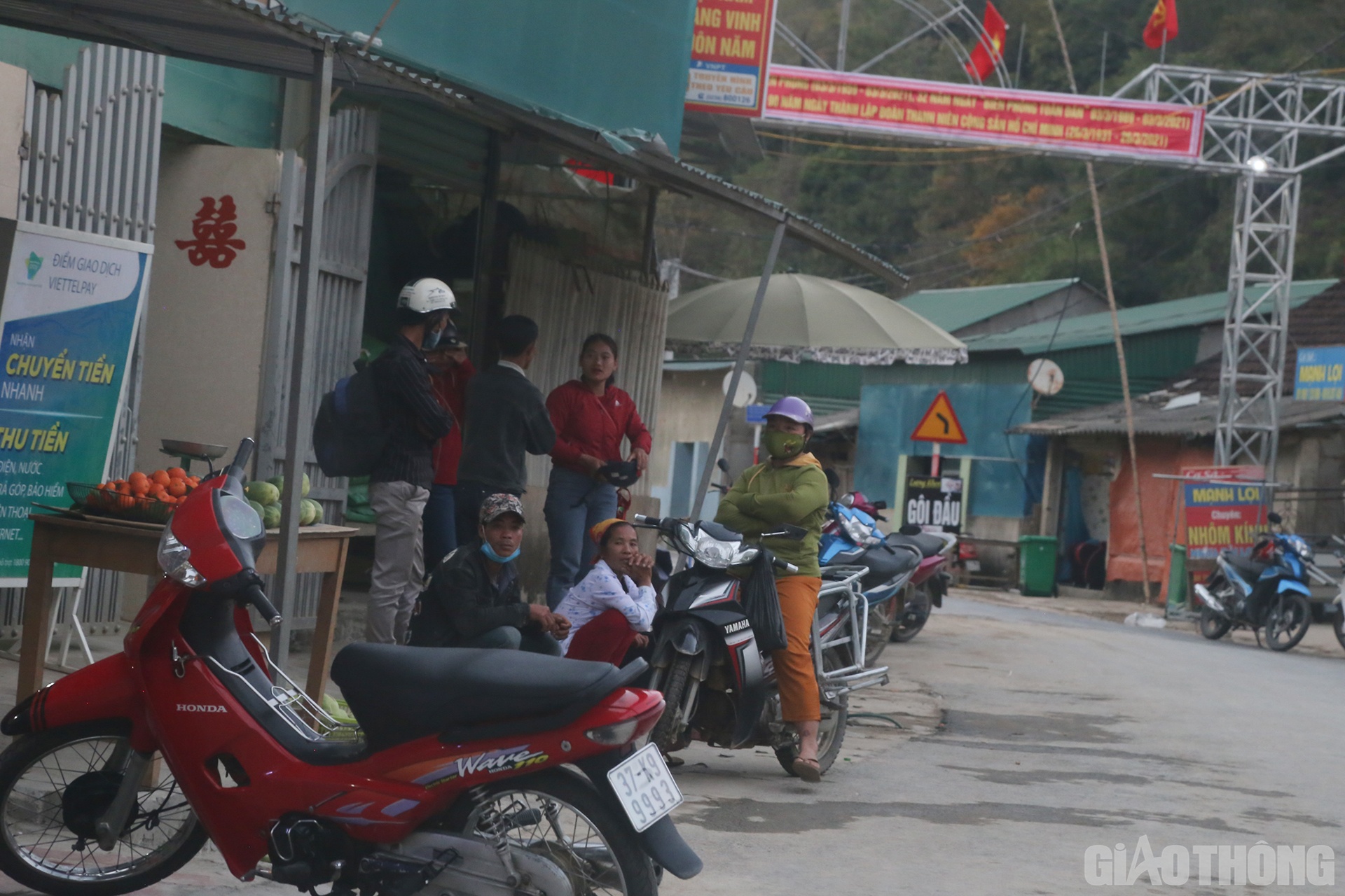 Trong khi đ&oacute;, một số nh&oacute;m người kh&aacute;c vẫn đang chờ đợi b&ecirc;n đường d&ugrave; trời đ&atilde; nh&aacute; nhem tối. Trao đổi với PV B&aacute;o Giao th&ocirc;ng, &ocirc;ng Nguyễn Viết H&ugrave;ng - Trưởng ph&ograve;ng Vận tải Sở GTVT Nghệ An cho biết: Đa số kiến nghị của c&aacute;c xe đ&atilde; được Sở ghi nhận. Việc xử l&yacute; xe vượt tuyến, xe d&ugrave; cũng đ&atilde; được c&aacute;c lực lượng l&agrave;m quyết liệt. Từ h&ocirc;m qua đến giờ, Sở đ&atilde; nhiều lần gặp gỡ đối thoại v&agrave; thuyết phục c&aacute;c nh&agrave; xe tiếp tục hoạt động nhưng c&oacute; vẻ c&aacute;c nh&agrave; xe kh&ocirc;ng c&oacute; thiện ch&iacute;. Trong trường hợp ng&agrave;y mai c&aacute;c xe vẫn đ&igrave;nh c&ocirc;ng th&igrave; Sở sẽ điều xe bu&yacute;t l&ecirc;n chuyển tải h&agrave;nh kh&aacute;ch về Vinh, quyết kh&ocirc;ng l&agrave;m gi&aacute;n đoạn hoạt động vận tải.