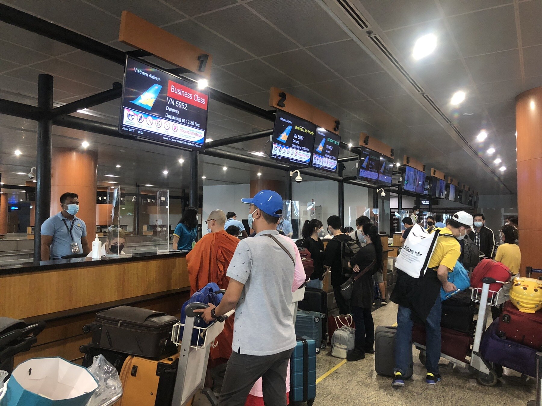H&agrave;nh kh&aacute;ch l&ecirc;n m&aacute;y bay được y&ecirc;u cầu khai b&aacute;o y tế trực tuyến từ nh&agrave; (c&oacute; thể thực hiện trước giờ khởi h&agrave;nh 12 tiếng). H&agrave;nh kh&aacute;ch in/chụp lại m&atilde; QR code sau khi ho&agrave;n th&agrave;nh khai b&aacute;o để sử dụng khi nhập cảnh.