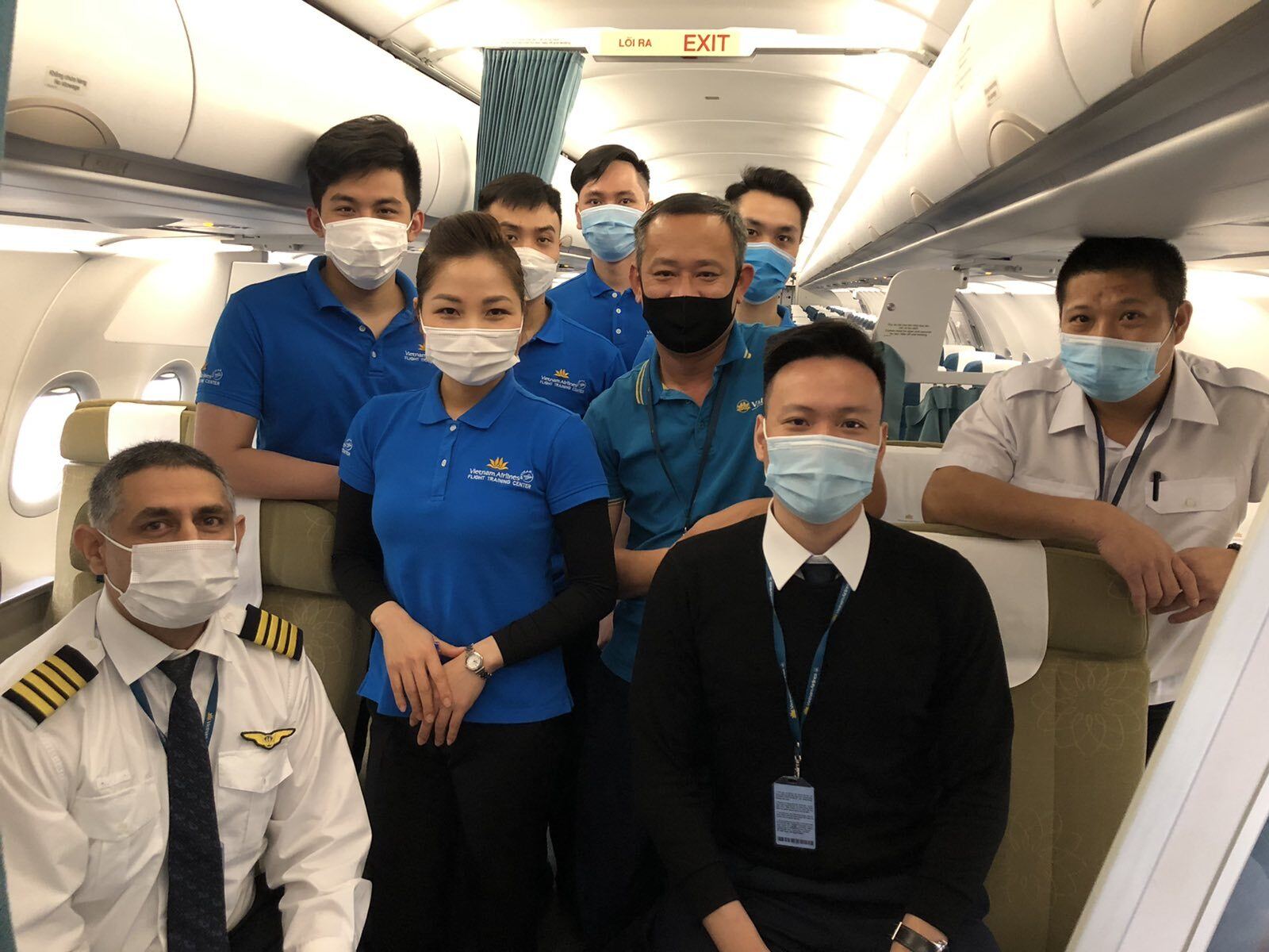 Phi h&agrave;nh đo&agrave;n thực hiện chuyến bay chụp ảnh kỷ niệm trước giờ cất c&aacute;nh tại Nội B&agrave;i (9h s&aacute;ng nay 4/3)