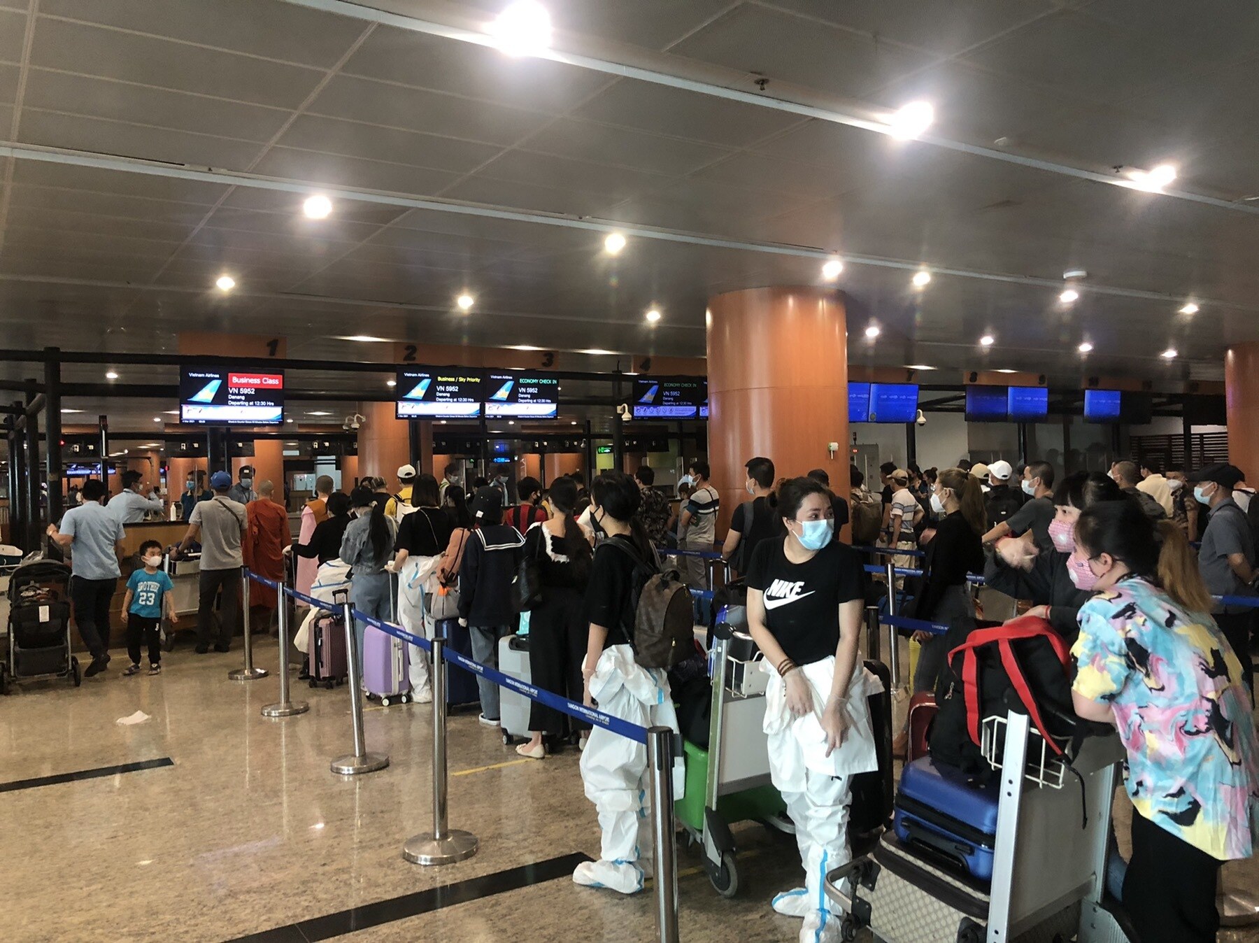 H&agrave;nh kh&aacute;ch phải đeo khẩu trang v&agrave; tu&acirc;n thủ qui định ph&ograve;ng dịch Covid-19 của nước sở tại khi l&agrave;m thủ tục, trong ph&ograve;ng chờ v&agrave; trong suốt thời gian bay.