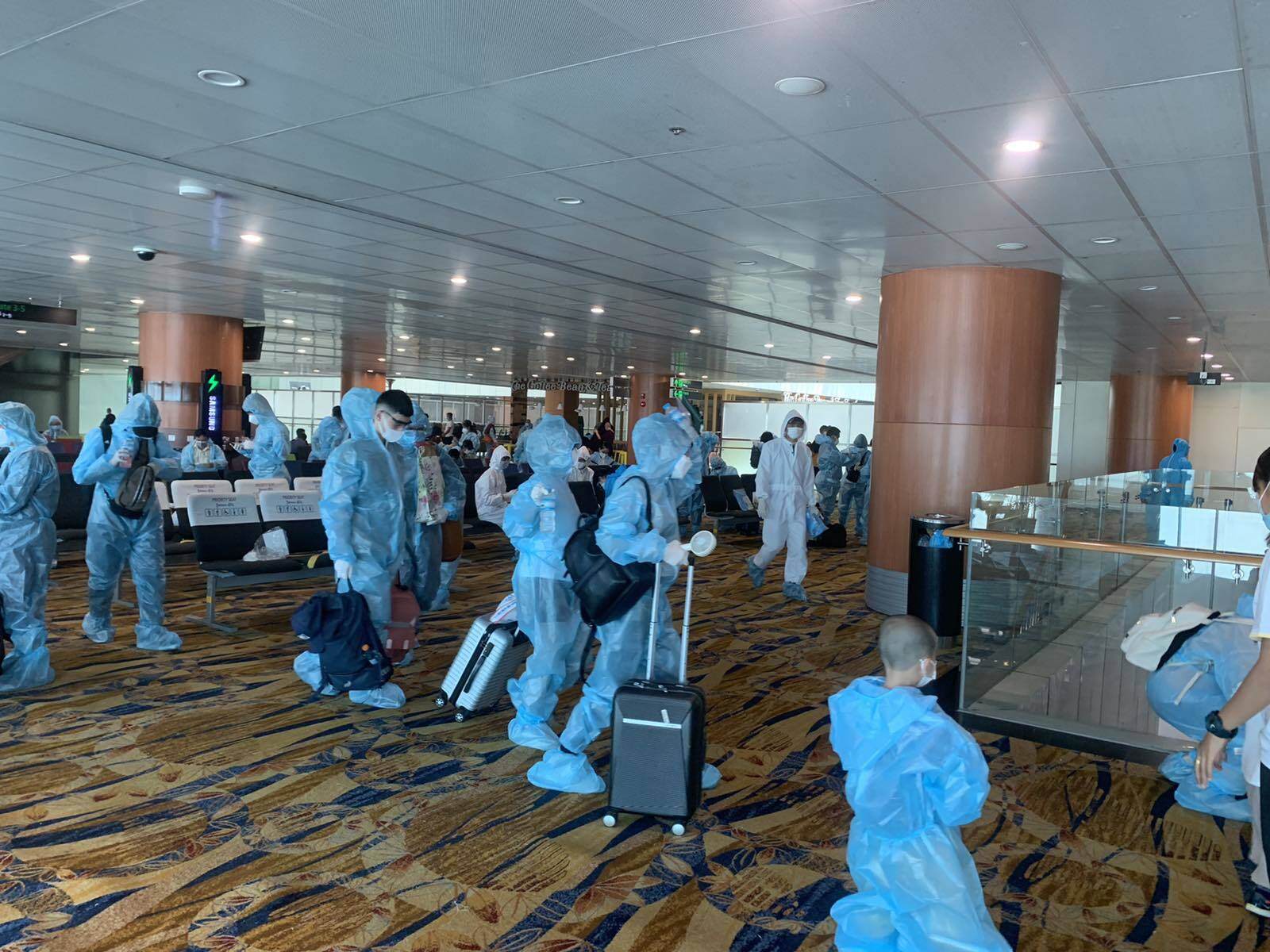 Kh&aacute;ch đi tr&ecirc;n chuyến bay được y&ecirc;u cầu mặc đầy đủ đồ bảo hộ do Vietnam Airlines cấp ph&aacute;t trước khi l&ecirc;n m&aacute;y bay. H&agrave;nh kh&aacute;ch kh&ocirc;ng mặc đồ bảo hộ sẽ kh&ocirc;ng được vận chuyển.