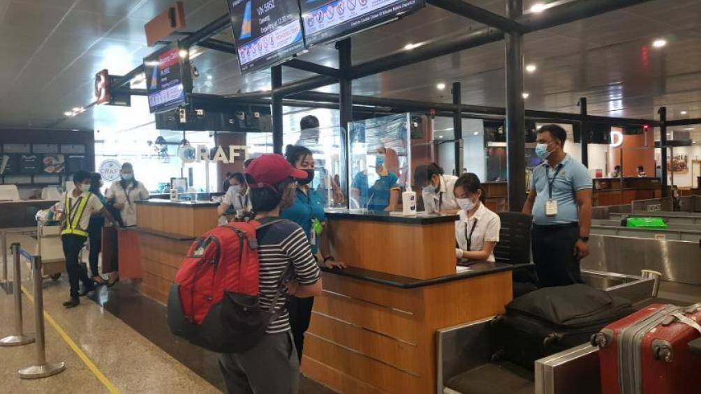 H&agrave;nh kh&aacute;ch cũng c&oacute; tr&aacute;ch nhiệm hợp t&aacute;c với nh&acirc;n vi&ecirc;n mặt đất thực hiện đo th&acirc;n nhiệt trước khi l&ecirc;n m&aacute;y bay, kh&aacute;ch c&oacute; nhiệt độ từ 37.5 độ hoặc c&oacute; biểu hiện ho, kh&oacute; thở, mệt mỏi sẽ kh&ocirc;ng được vận chuyển.