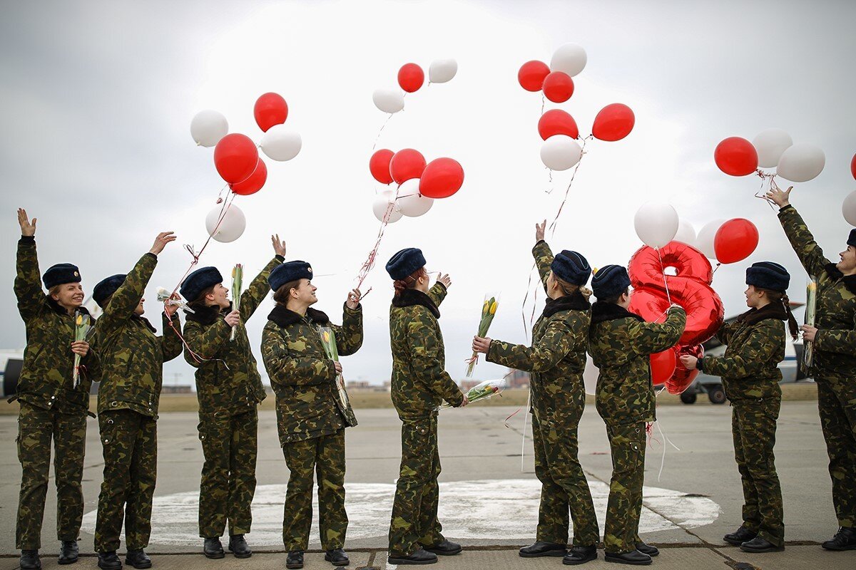 T&agrave;i khoản Facebook của Bộ Quốc ph&ograve;ng Nga ng&agrave;y 6/3 đăng tải ch&ugrave;m ảnh c&aacute;c nữ học vi&ecirc;n cấp cao của Trường H&agrave;ng kh&ocirc;ng Qu&acirc;n sự Krasnodar khi họ bắt đầu ca bay đầu ti&ecirc;n tr&ecirc;n m&aacute;y bay L-410.