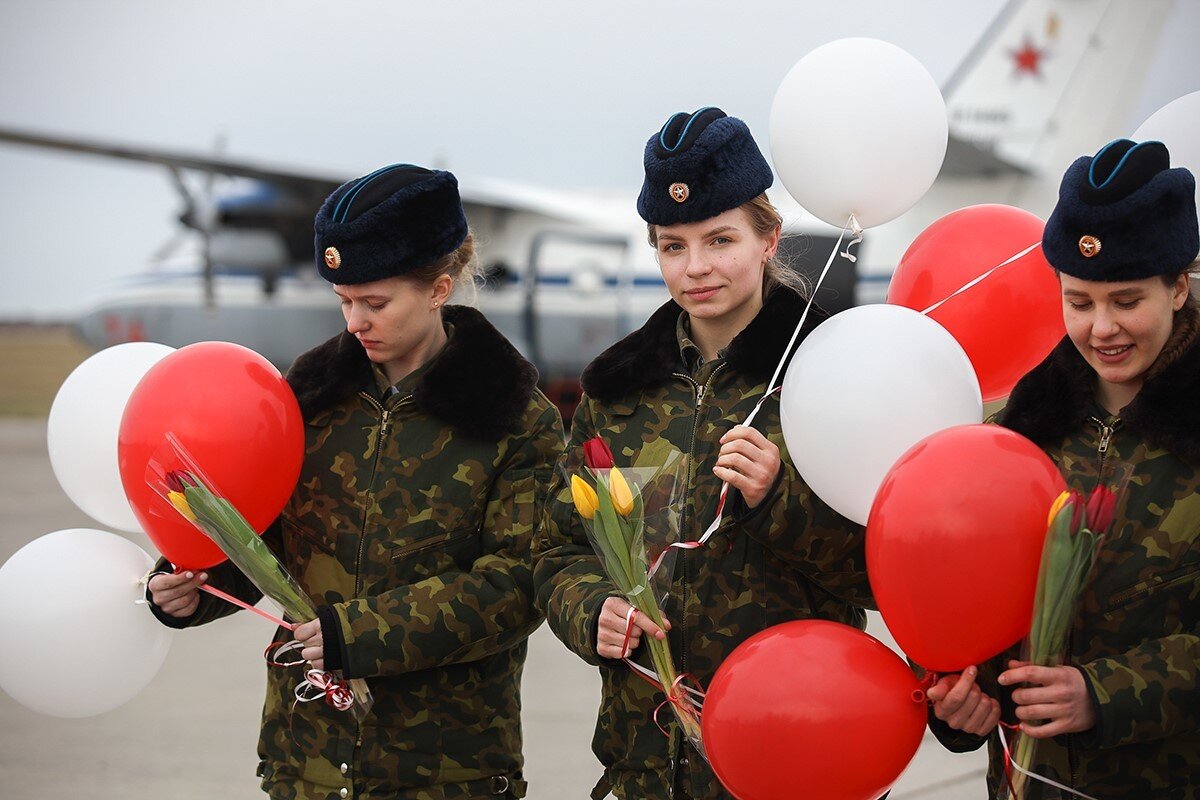 Hoa tuy l&iacute;p tươi v&agrave; b&oacute;ng bay - những m&oacute;n qu&agrave; đơn giản nhưng đầy &yacute; nghĩa đối với c&aacute;c nữ phi c&ocirc;ng Nga.
