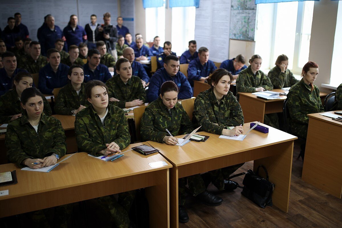 Nữ qu&acirc;n nh&acirc;n Nga được c&aacute;c nam đồng nghiệp ch&uacute;c mừng nh&acirc;n ng&agrave;y 8/3.