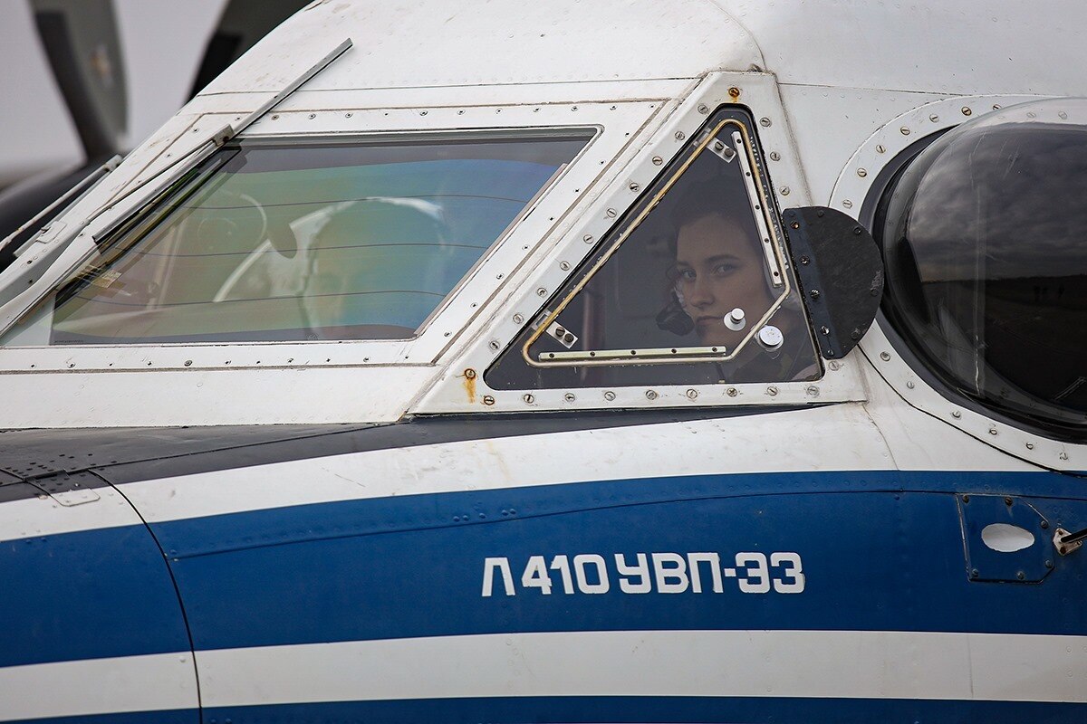 Một nữ phi c&ocirc;ng bắt đầu thực h&agrave;nh phi&ecirc;n bay.