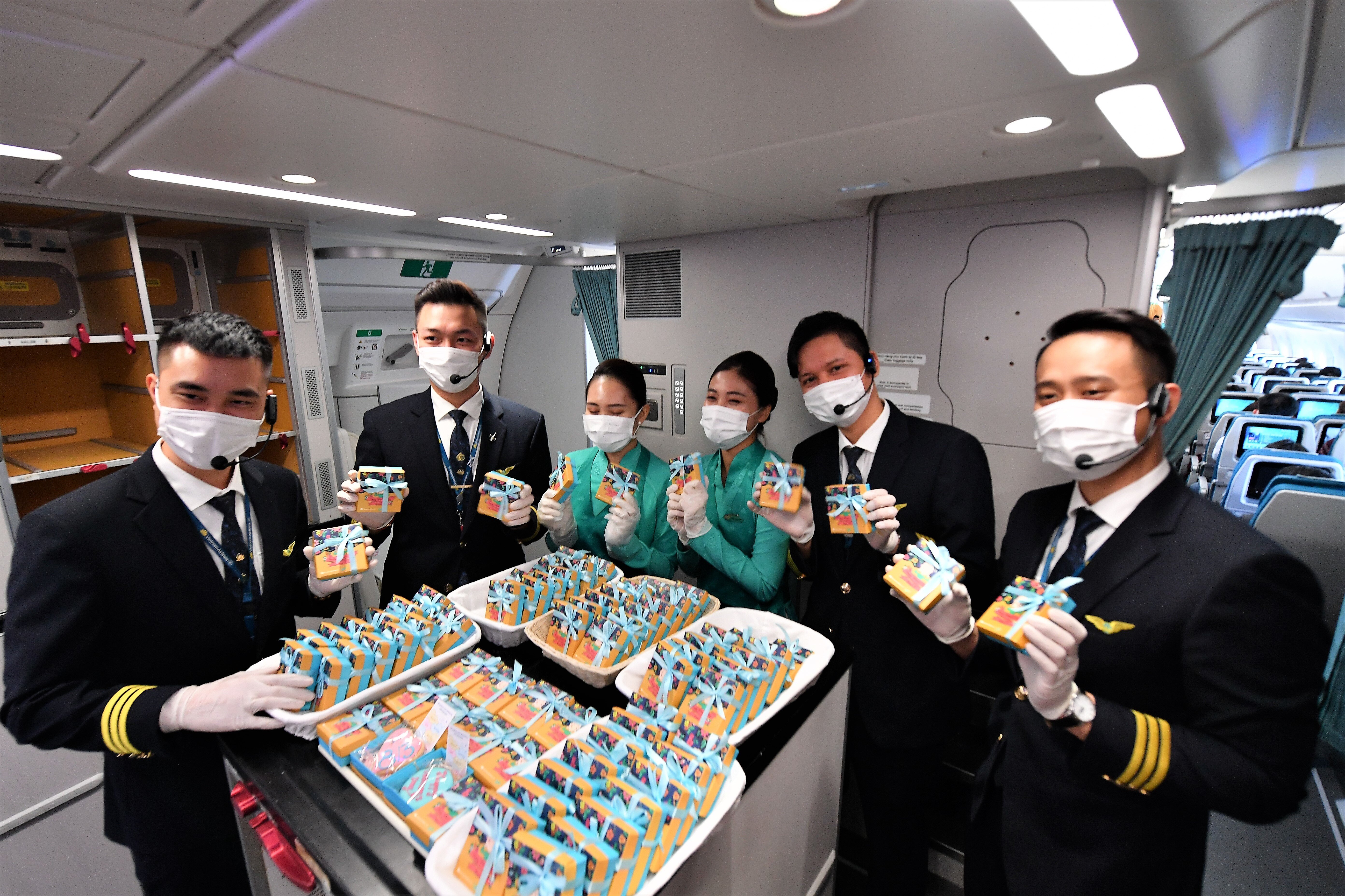 C&aacute;c phi c&ocirc;ng, tiếp vi&ecirc;n nhận những m&oacute;n qu&agrave; đặc biệt để trao tặng cho h&agrave;nh kh&aacute;ch nh&acirc;n dịp 8/3. 
Đ&acirc;y l&agrave; những m&oacute;n qu&agrave; &yacute; nghĩa được chuẩn bị từ ch&iacute;nh đ&ocirc;i b&agrave;n tay của những người phụ nữ vừa tho&aacute;t khỏi bạo lực gia đ&igrave;nh v&agrave; bắt đầu cuộc sống mới tại HopeBox. Mỗi phần qu&agrave; l&agrave; những chiếc b&aacute;nh quy ngọt ng&agrave;o đầy m&agrave;u sắc, được viết l&ecirc;n lời ch&uacute;c nh&acirc;n ng&agrave;y 8/3 k&egrave;m theo tấm thiệp với th&ocirc;ng điệp: &ldquo;Mỗi người phụ nữ l&agrave; một b&ocirc;ng hoa, xứng đ&aacute;ng được n&acirc;ng niu, t&ocirc;n trọng, tự do, b&igrave;nh đẳng, trao cơ hội v&agrave; c&ocirc;ng nhận&rdquo;.