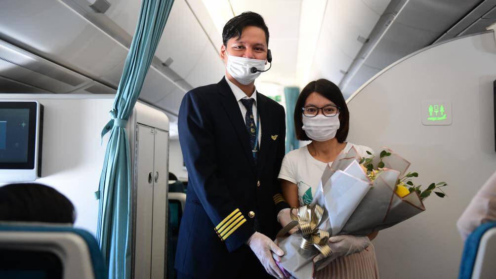 Đại diện tổ phi c&ocirc;ng thay mặt chuyến bay tặng qu&agrave; cho chị Đặng Thị Hương - th&agrave;nh vi&ecirc;n s&aacute;ng lập HopeBox