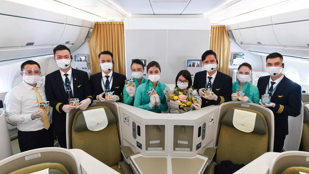 Phi c&ocirc;ng v&agrave; tiếp vi&ecirc;n Vietnam Airlines trước chuyến bay đặc biệt