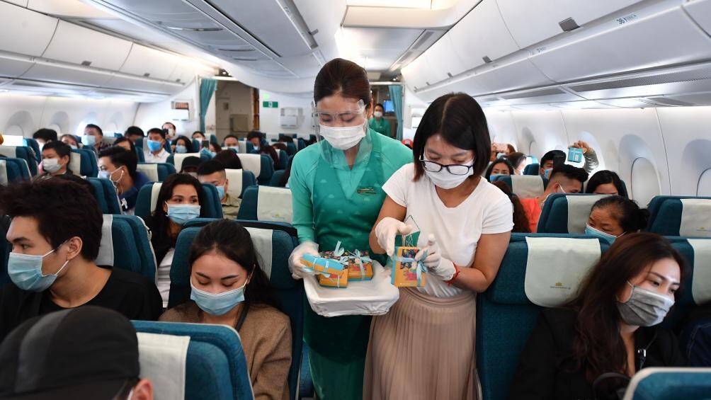 Chị Đặng Thị Hương - th&agrave;nh vi&ecirc;n s&aacute;ng lập HopeBox - tham gia tặng qu&agrave; tr&ecirc;n chuyến bay.