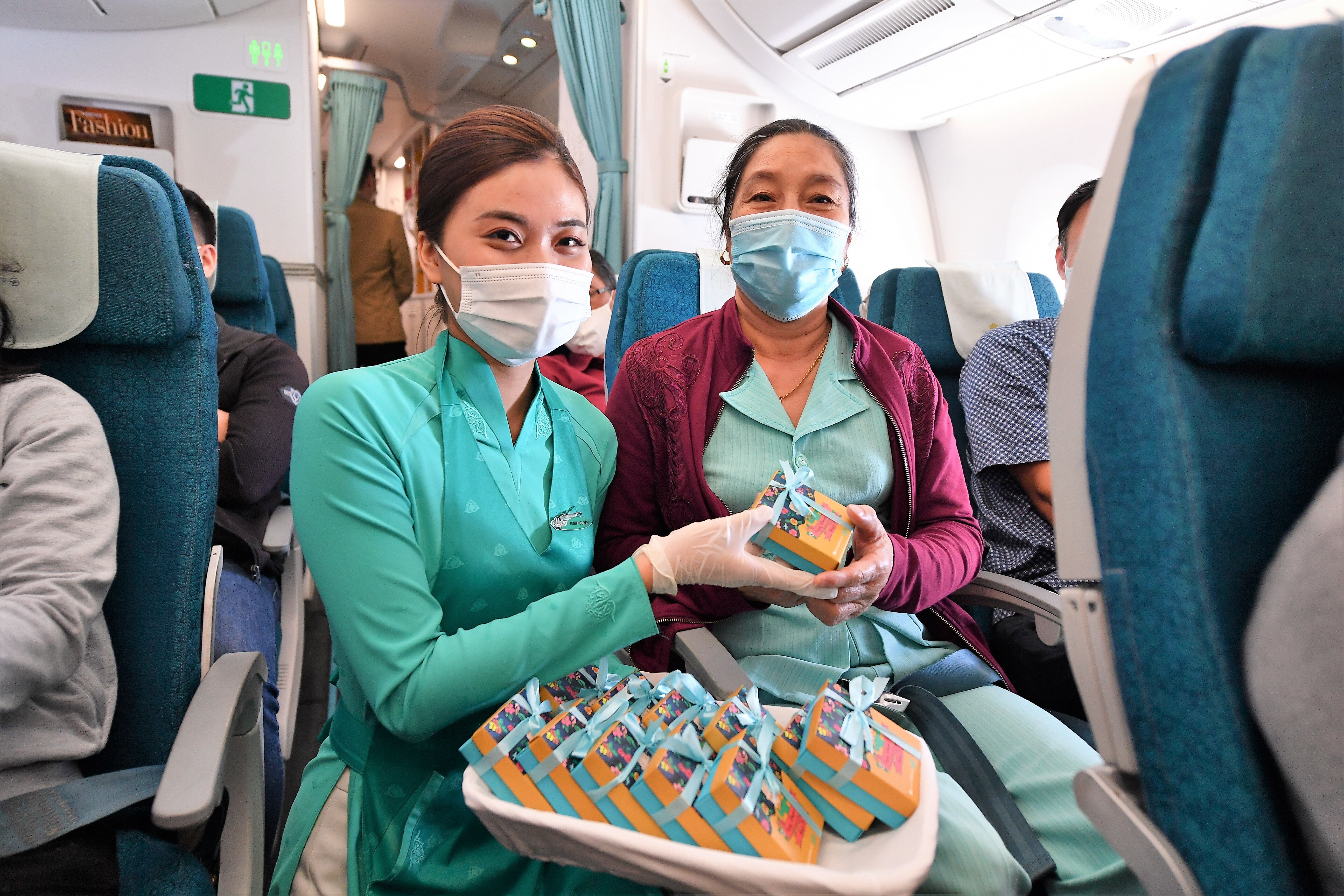 Năm nay, sự kiện trở n&ecirc;n &yacute; nghĩa hơn với sự kết hợp giữa Vietnam Airlines v&agrave; HopeBox, qua đ&oacute; khẳng định cam kết v&agrave; tr&aacute;ch nhiệm x&atilde; hội của H&atilde;ng h&agrave;ng kh&ocirc;ng Quốc gia với việc đồng h&agrave;nh c&ugrave;ng c&aacute;c doanh nghiệp, tổ chức x&atilde; hội.