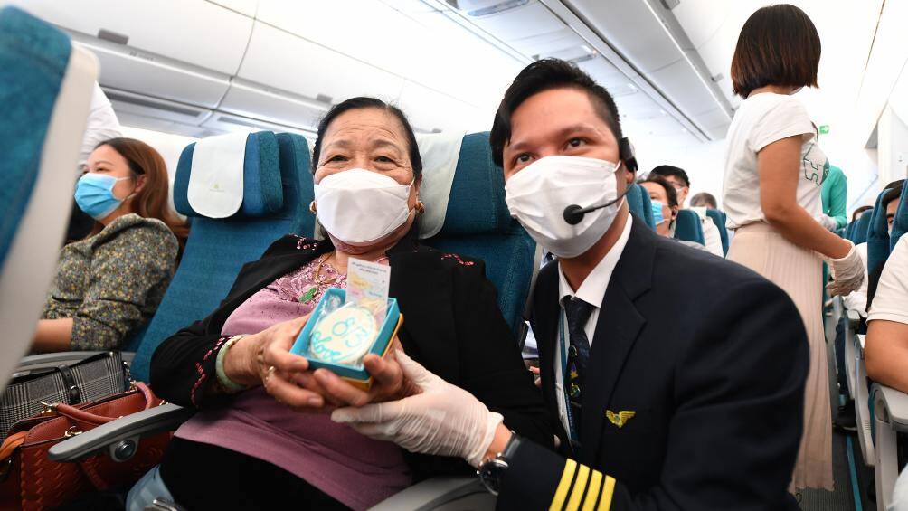 Tiếp vi&ecirc;n trưởng Nguyễn Quang Minh tr&ecirc;n chuyến bay sự kiện chia sẻ: &ldquo;T&ocirc;i đ&atilde; rất vui khi biết m&igrave;nh được phục vụ chuyến bay tặng qu&agrave; cho h&agrave;nh kh&aacute;ch nh&acirc;n dịp 8/3. Nhưng sau đ&oacute; t&ocirc;i c&ograve;n thấy bất ngờ v&agrave; đặc biệt hơn khi biết về nguồn gốc của những m&oacute;n qu&agrave; n&agrave;y, từ đ&oacute; c&agrave;ng th&ecirc;m y&ecirc;u, th&ecirc;m tr&acirc;n trọng người phụ nữ Việt Nam. D&ugrave; chỉ đ&oacute;ng vai tr&ograve; nhỏ th&ocirc;i nhưng được lan tỏa những điều &yacute; nghĩa tới kh&aacute;ch h&agrave;ng l&agrave; niềm hạnh ph&uacute;c trong nghề của t&ocirc;i.&rdquo;