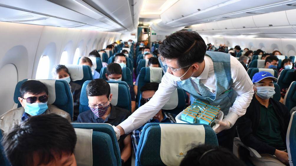 Gần 1.000 hộp qu&agrave; đ&atilde; được phi c&ocirc;ng, tiếp vi&ecirc;n Vietnam Airlines trao tặng h&agrave;nh kh&aacute;ch nh&acirc;n ng&agrave;y 8/3.