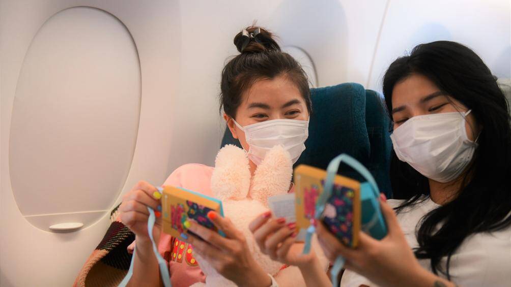 C&aacute;c h&agrave;nh kh&aacute;ch nữ th&iacute;ch th&uacute; trước m&oacute;n qu&agrave; bất ngờ