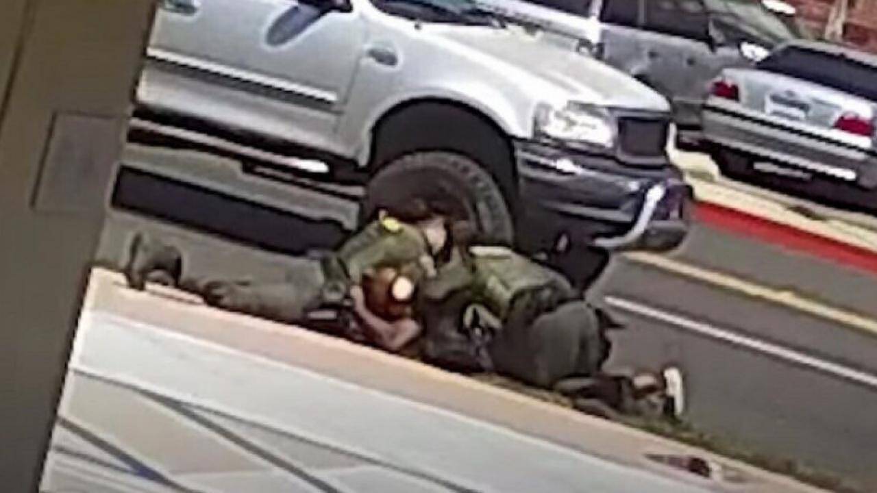 Video to&agrave;n cảnh vụ cảnh s&aacute;t bắn chết người v&ocirc; gia cư v&igrave; đi bộ sai vạch kẻ