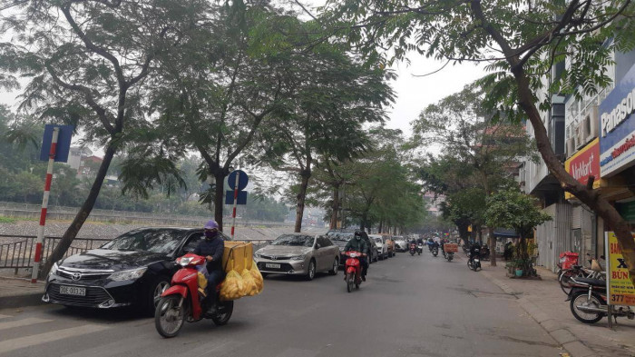 Theo thống k&ecirc; của Ph&ograve;ng CSGT C&ocirc;ng an TP H&agrave; Nội, từ th&aacute;ng 11/2019 đến nay, hơn 16.000 trường hợp l&aacute;i xe &ocirc; t&ocirc; ở H&agrave; Nội đ&atilde; bị xử &ldquo;phạt nguội&rdquo; qua hệ thống camera gi&aacute;m s&aacute;t giao th&ocirc;ng. Trong đ&oacute;, từ ng&agrave;y 15/12 đến nay, đ&atilde; d&aacute;n th&ocirc;ng b&aacute;o &ldquo;phạt nguội&rdquo; t&igrave;nh trạng dừng, đỗ xe sai quy định đối với hơn 400 phương tiện &ocirc; t&ocirc;.