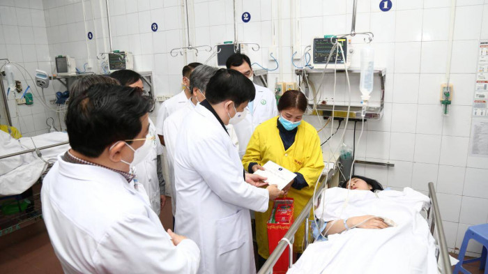 Trong s&aacute;ng 30 Tết, Bộ trưởng Y tế Nguyễn Thanh Long đ&atilde; đến thăm hỏi c&aacute;c bệnh nh&acirc;n đang điều trị tại BV Việt Đức; Đồng thời trao qu&agrave; cho gia đ&igrave;nh nữ bệnh nh&acirc;n L&ecirc; Kim T. (Tĩnh Gia, Thanh H&oacute;a) bị chấn thương ch&acirc;n sau TNGT v&agrave;o chiều tối ng&agrave;y 29 Tết. Bệnh nh&acirc;n được chuyển cấp cứu từ tuyến dưới l&ecirc;n v&agrave;o giữa đ&ecirc;m c&ugrave;ng ng&agrave;y v&agrave; đang chờ phẫu thuật.
