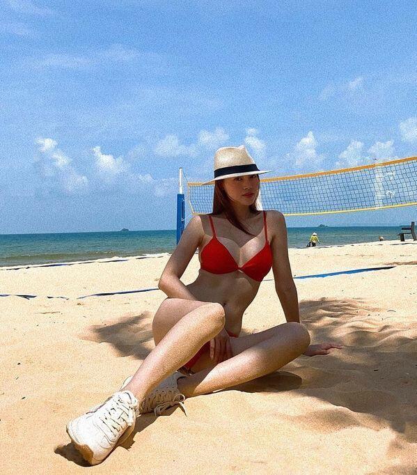 Ninh Dương Lan Ngọc gợi cảm tr&ecirc;n b&atilde;i biển