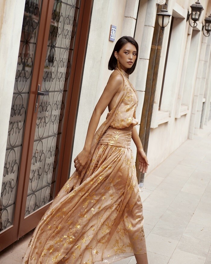 Người đẹp tự tin khoe vóc dáng trong các thiết kế khoe khéo vai trần và đôi chân dài