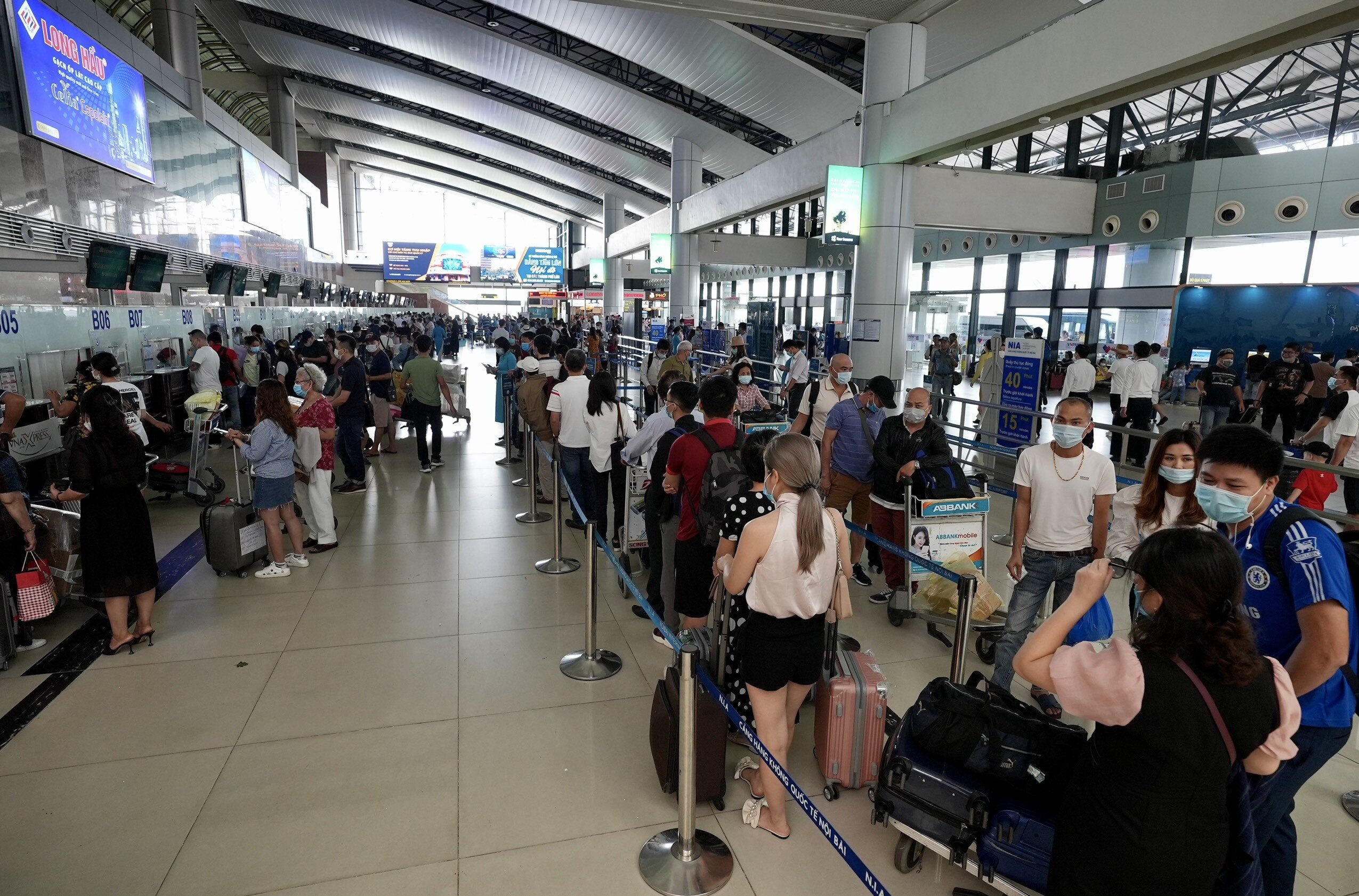 Lượng h&agrave;nh kh&aacute;ch qua Cảng HKQT Nội B&agrave;i dịp 30/4, 01/5 c&oacute; thể l&ecirc;n tới 80 ngh&igrave;n lượt kh&aacute;ch/ng&agrave;y, tăng 40% so với cao điểm 30/4 của năm 2019 (thời điểm chưa c&oacute; dịch Covid-19).
Để đảm bảo trật tự v&agrave; giữ khoảng c&aacute;ch, h&agrave;nh kh&aacute;ch được bố tr&iacute; di chuyển theo đường zic zắc