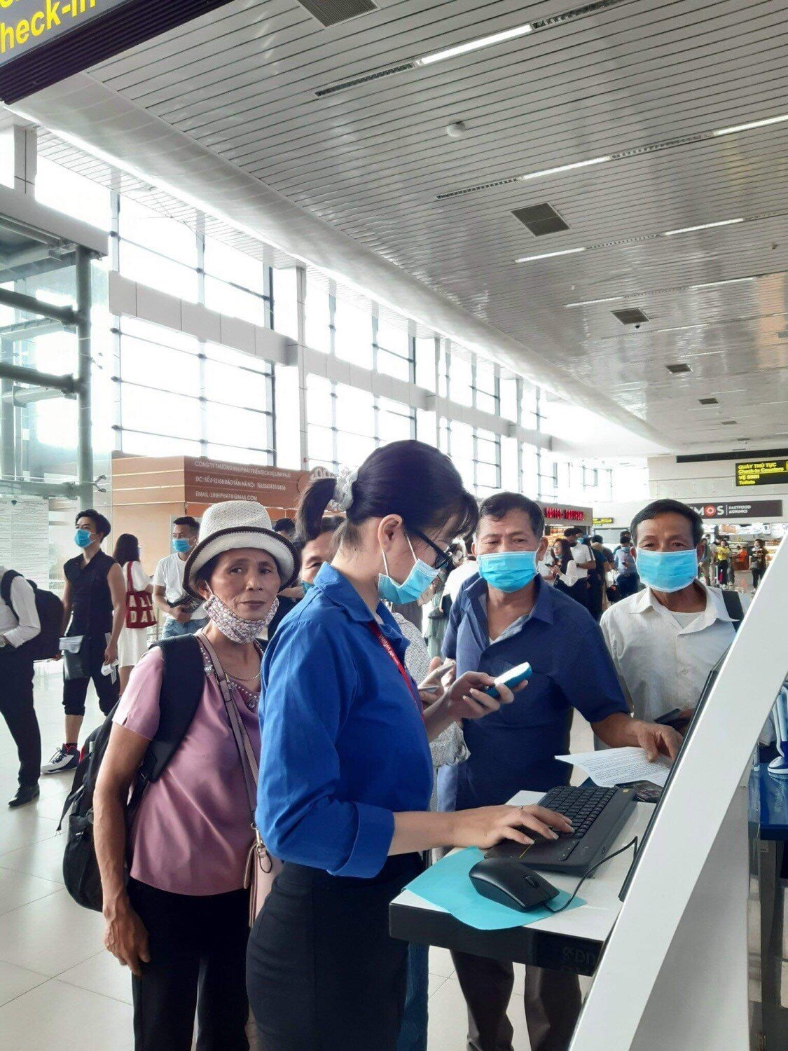 Lực lượng Đo&agrave;n thanh ni&ecirc;n Cảng h&agrave;ng kh&ocirc;ng quốc tế Nội B&agrave;i hỗ trợ kh&aacute;ch khai b&aacute;o y tế