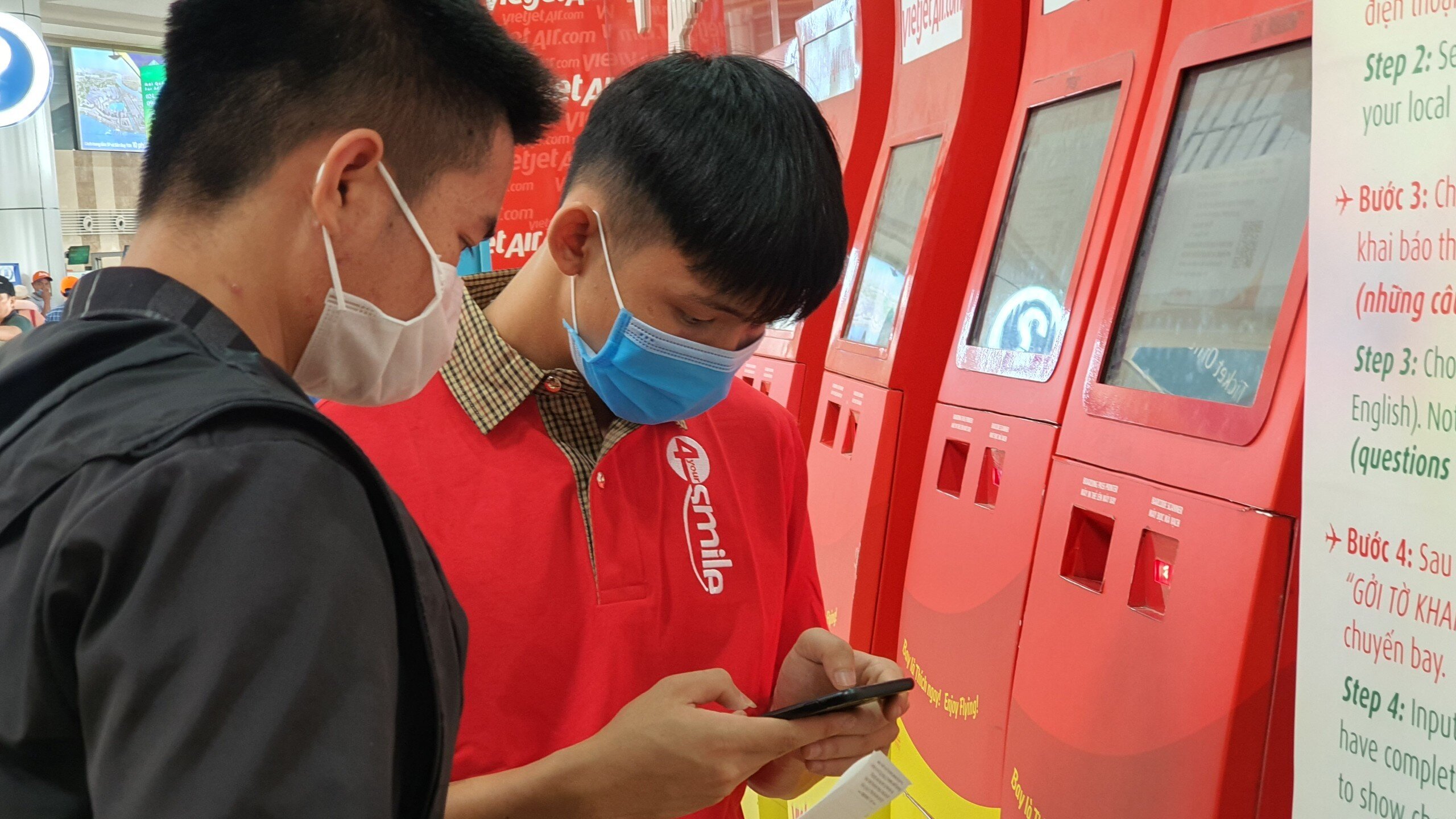 Tỷ lệ h&agrave;nh kh&aacute;ch đi nội địa l&agrave;m thủ tục qua web, qua mobile v&agrave; kiosk check in đạt tỷ lệ khoảng 30-35% cũng g&oacute;p phần giảm tải lượng kh&aacute;ch l&agrave;m thủ tục check-in tại quầy