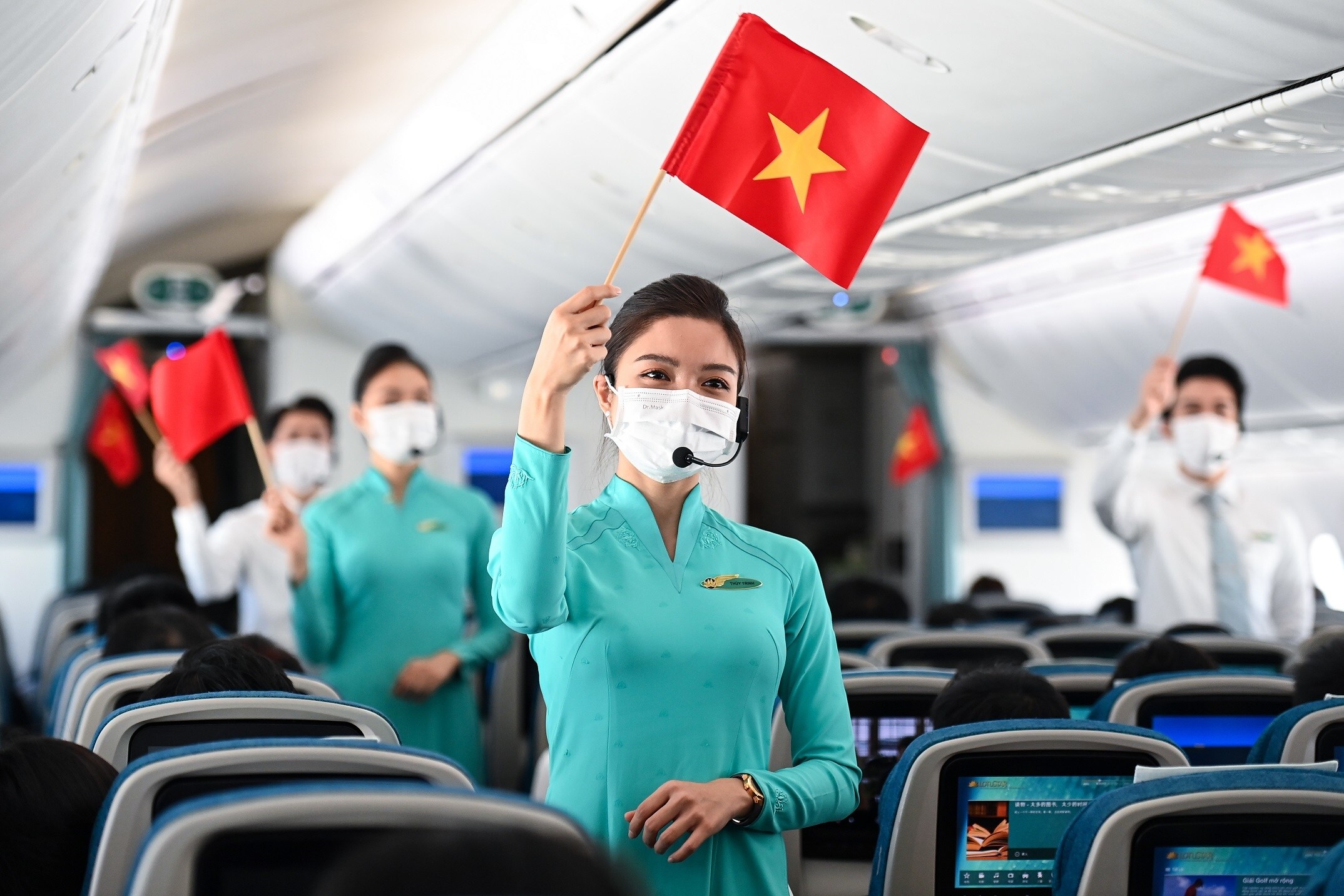 Tr&ecirc;n một chuyến bay, ca kh&uacute;c đ&atilde; được ch&iacute;nh c&aacute;c tiếp vi&ecirc;n của Vietnam Airlines biểu diễn khi m&aacute;y bay đang ở độ cao tr&ecirc;n 10.000m.