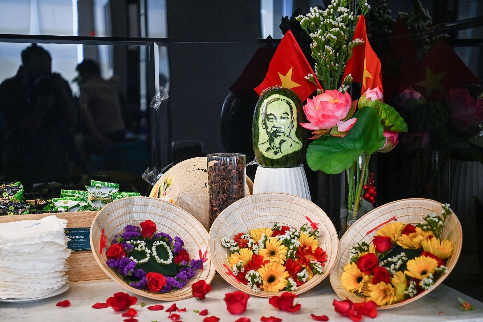 Kh&ocirc;ng kh&iacute; rộn r&agrave;ng của ng&agrave;y lễ cũng được H&atilde;ng h&agrave;ng kh&ocirc;ng Quốc gia lan tỏa từ c&aacute;c Ph&ograve;ng kh&aacute;ch B&ocirc;ng Sen cho đến những chuyến bay tr&ecirc;n to&agrave;n mạng nội địa trong c&aacute;c ng&agrave;y cao điểm nhất.