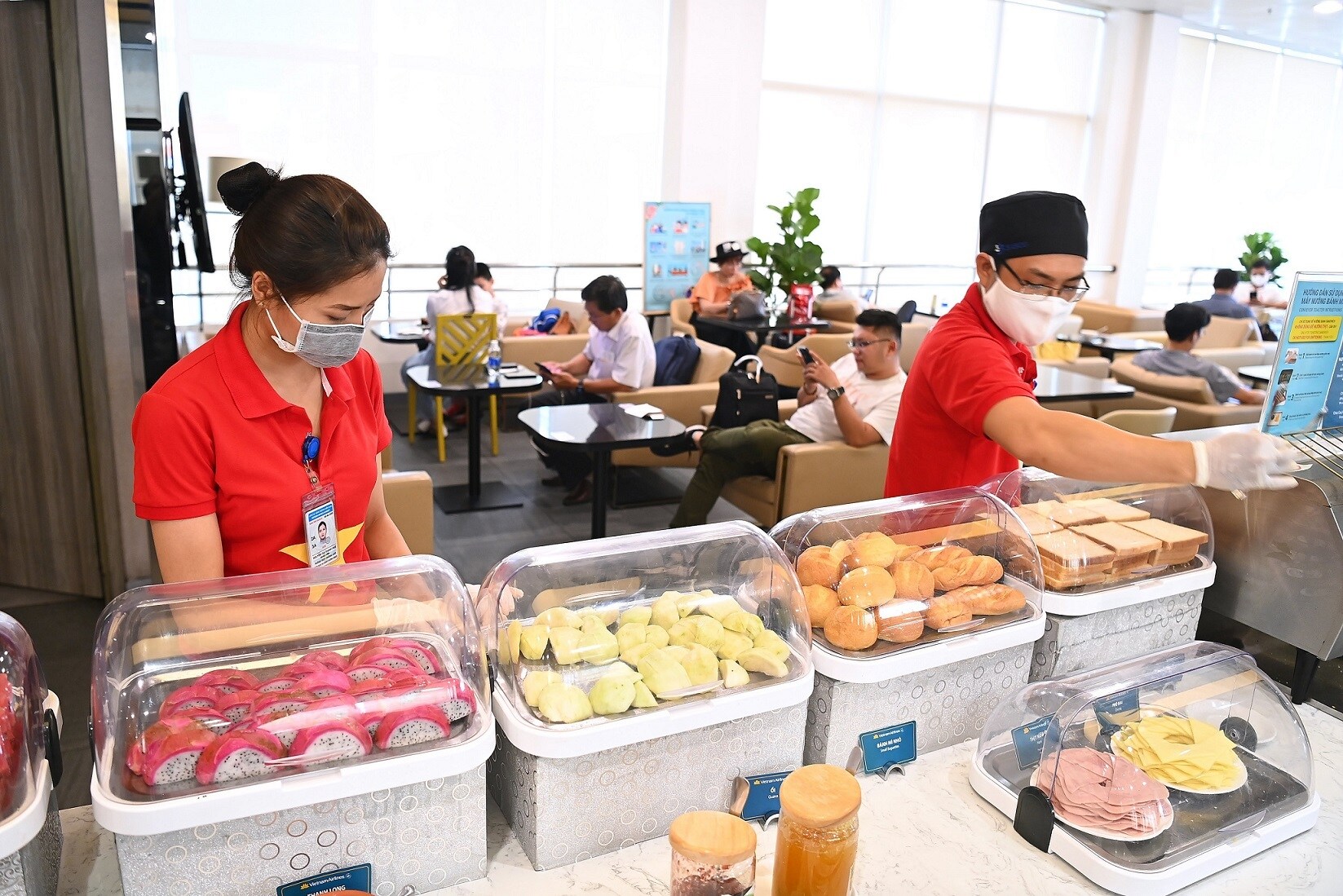 Ph&ograve;ng kh&aacute;ch B&ocirc;ng Sen rực m&agrave;u cờ sắc &aacute;o trong ng&agrave;y quốc lễ.