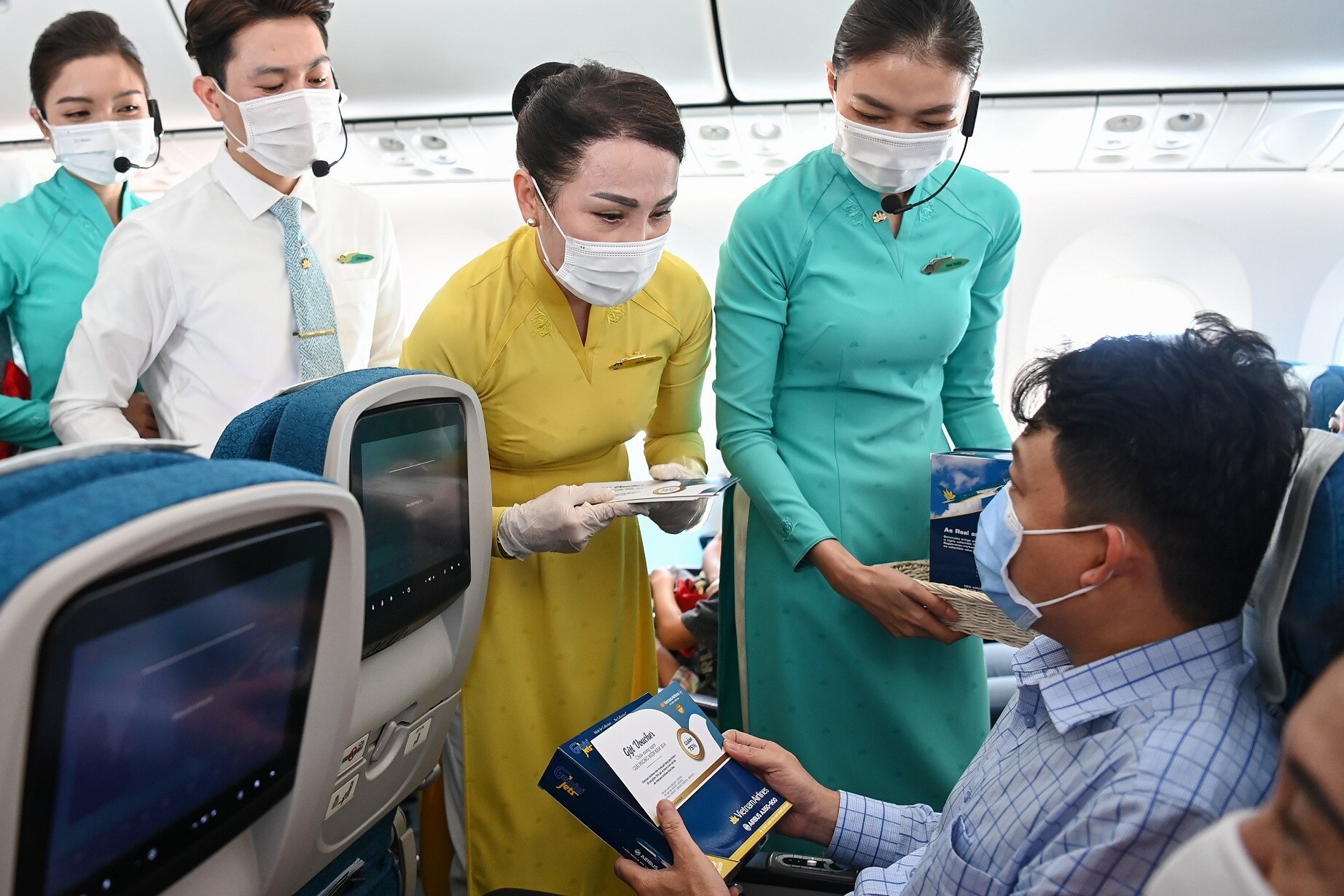 Để đ&aacute;p ứng nhu cầu đi lại tăng cao trong giai đoạn 30/4 - 1/5, Vietnam Airlines Group (gồm Vietnam Airlines, Pacific Airlines v&agrave; VASCO) đ&atilde; cung ứng hơn 610.000 chỗ, tương ứng gần 3.200 chuyến bay. C&aacute;c chuyến bay đều được thực hiện theo ti&ecirc;u chuẩn ph&ograve;ng, chống dịch chặt chẽ để g&oacute;p phần mang đến kỳ nghỉ lễ an to&agrave;n cho h&agrave;nh kh&aacute;ch.