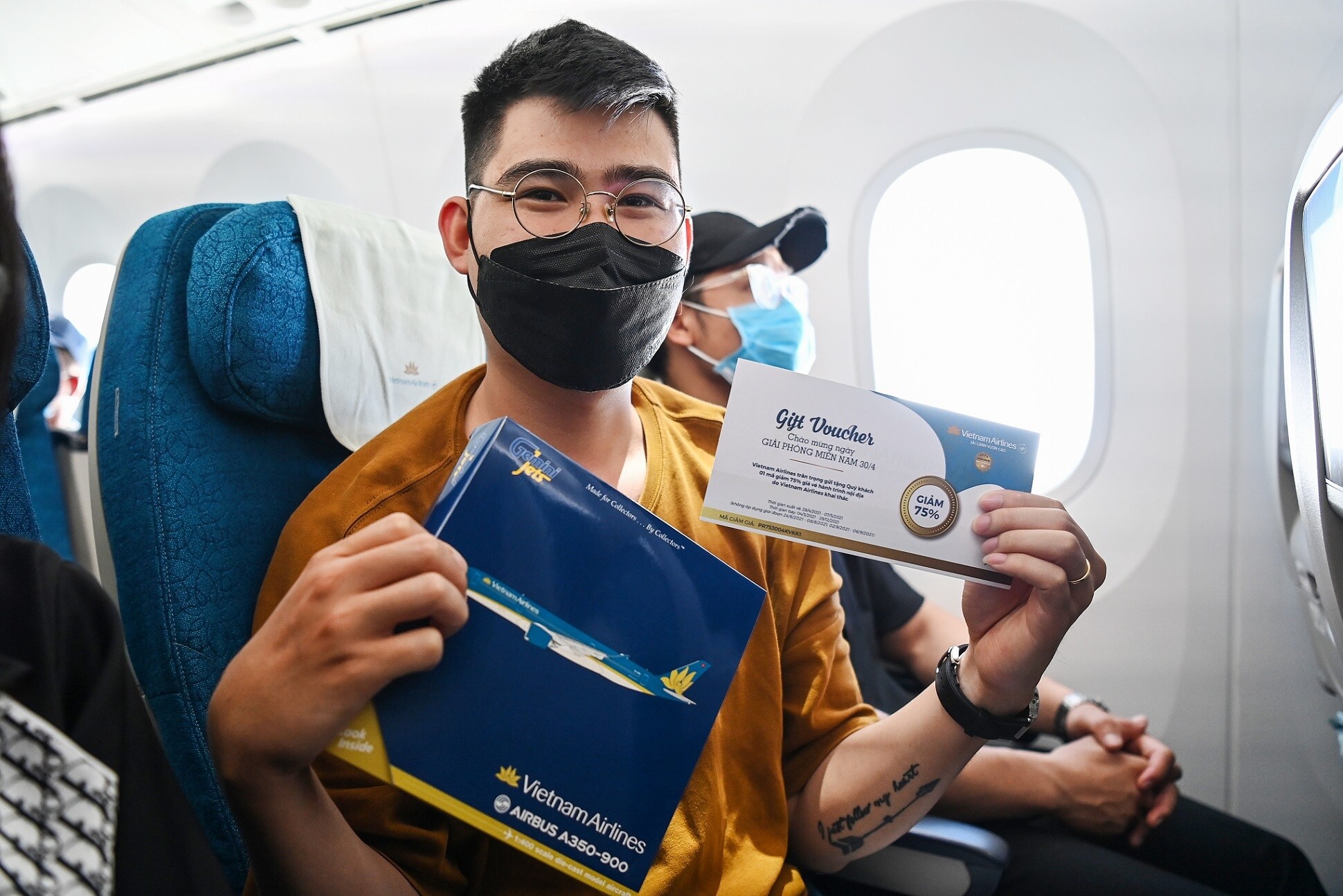 Niềm vui của h&agrave;nh kh&aacute;ch khi bất ngờ nhận qu&agrave; từ Vietnam Airlines.