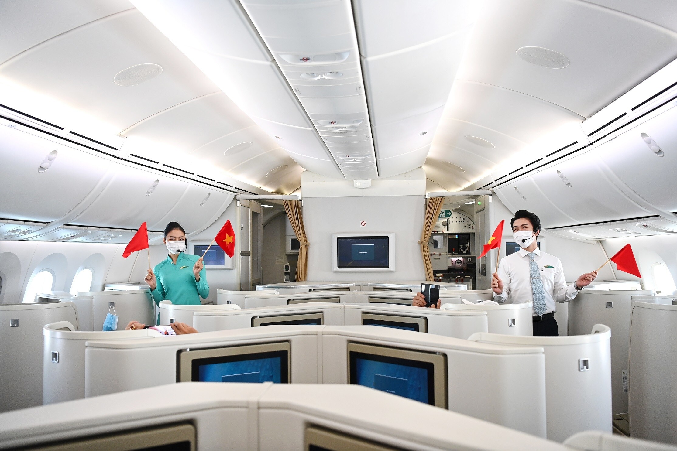 Tiết mục đặc biệt d&agrave;nh tặng h&agrave;nh kh&aacute;ch đến từ c&aacute;c tiếp vi&ecirc;n được sự hưởng ứng nhiệt t&igrave;nh của c&aacute;c h&agrave;nh kh&aacute;ch tr&ecirc;n chuyến