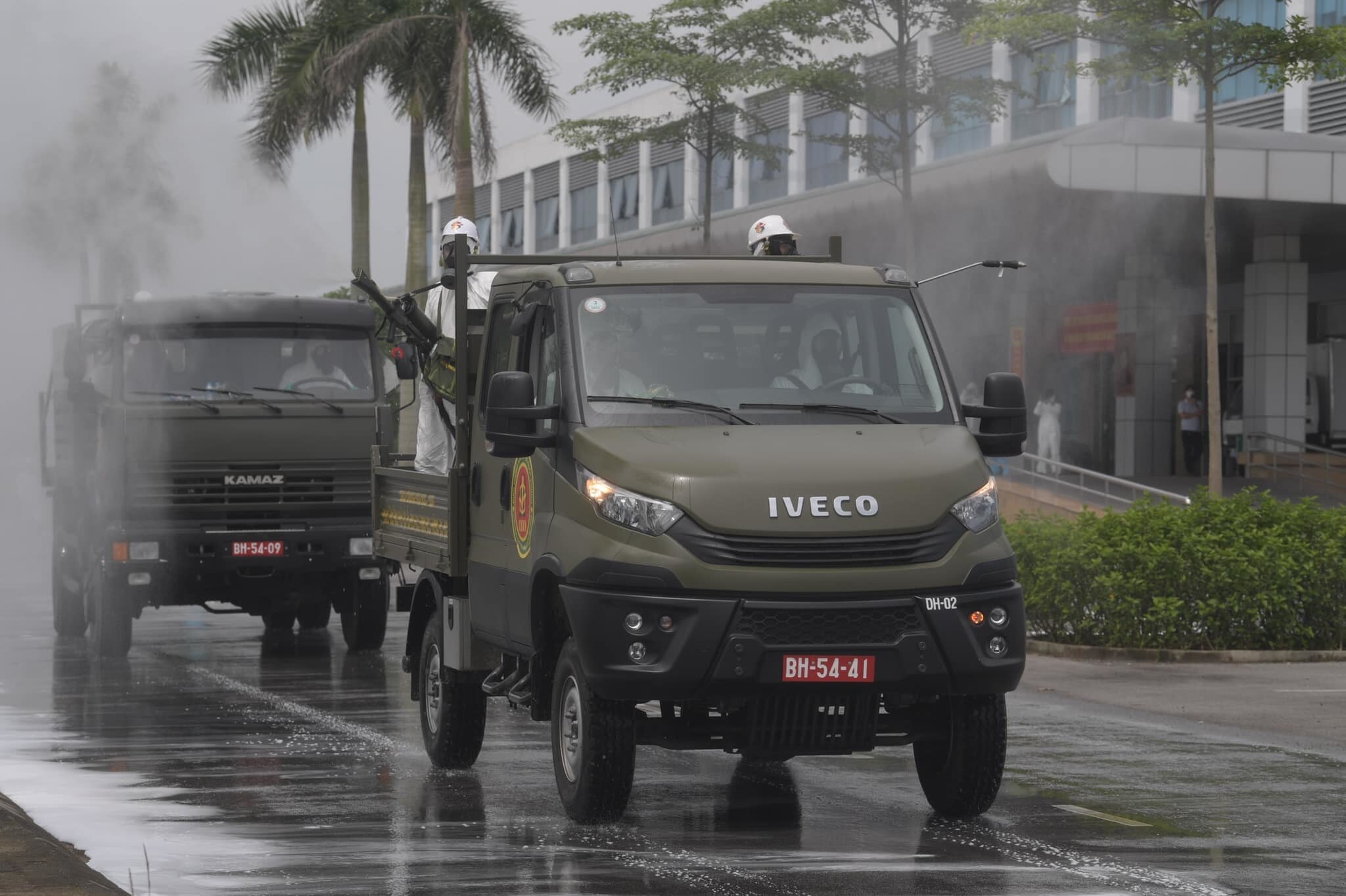 Khoảng 10 xe đặc chủng c&ugrave;ng 75 c&aacute;n bộ, chiến sĩ đ&atilde; phun khử khuẩn, ti&ecirc;u độc Bệnh viện Bệnh Nhiệt đới Trung ương cơ sở 2 (x&atilde; Kim Chung, huyện Đ&ocirc;ng Anh, H&agrave; Nội).