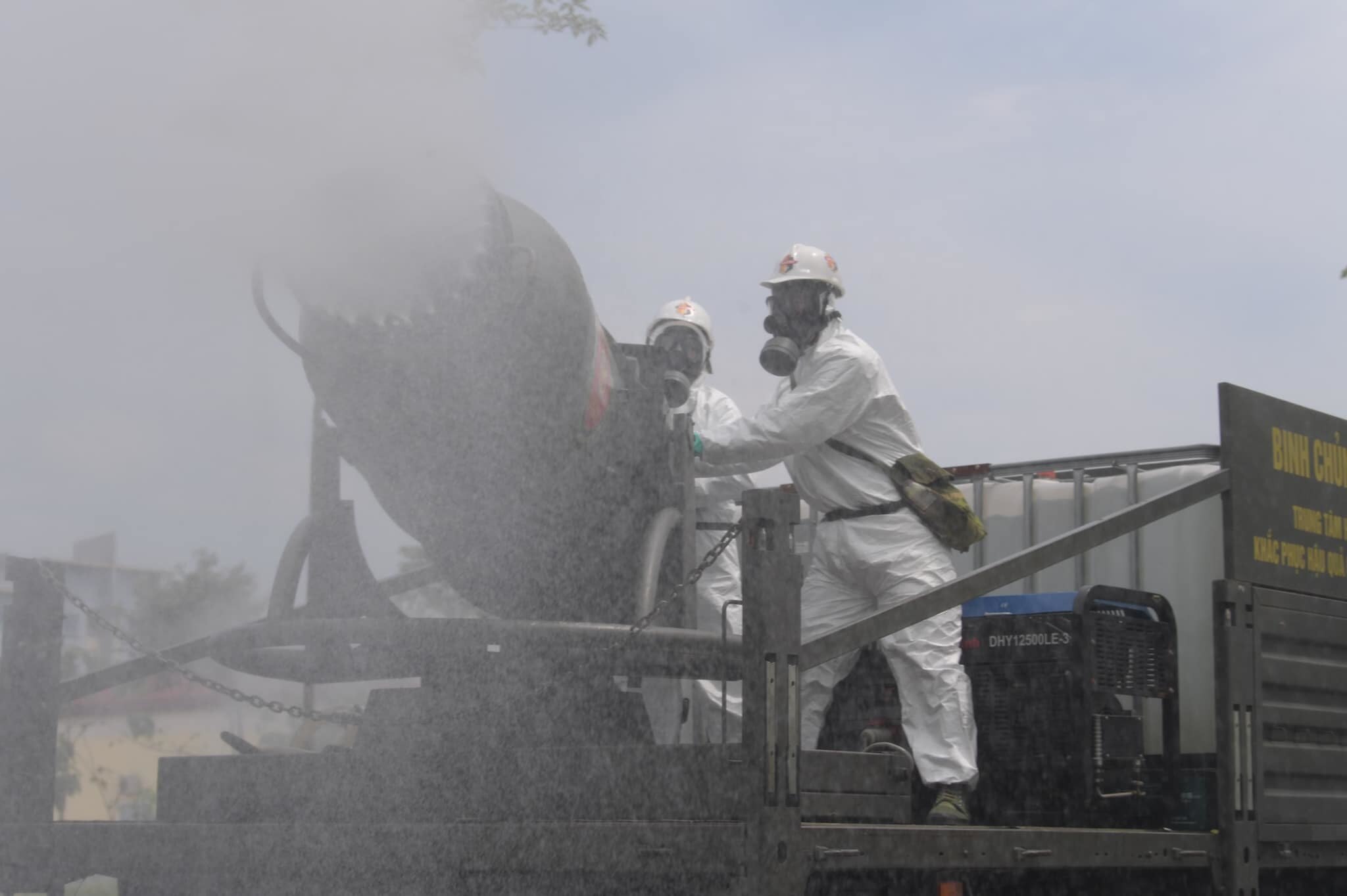 Xe đặc chủng c&oacute; t&ecirc;n Trạm ti&ecirc;u tẩy đa năng do Việt Nam chế tạo được huy động.Thiết bị lắp đặt tr&ecirc;n xe c&oacute; dạng ống, phần đầu l&agrave; c&aacute;c v&ograve;i phun sương được kết nối với quạt c&ocirc;ng suất lớn để phun h&oacute;a chất ti&ecirc;u tẩy ra m&ocirc;i trường.