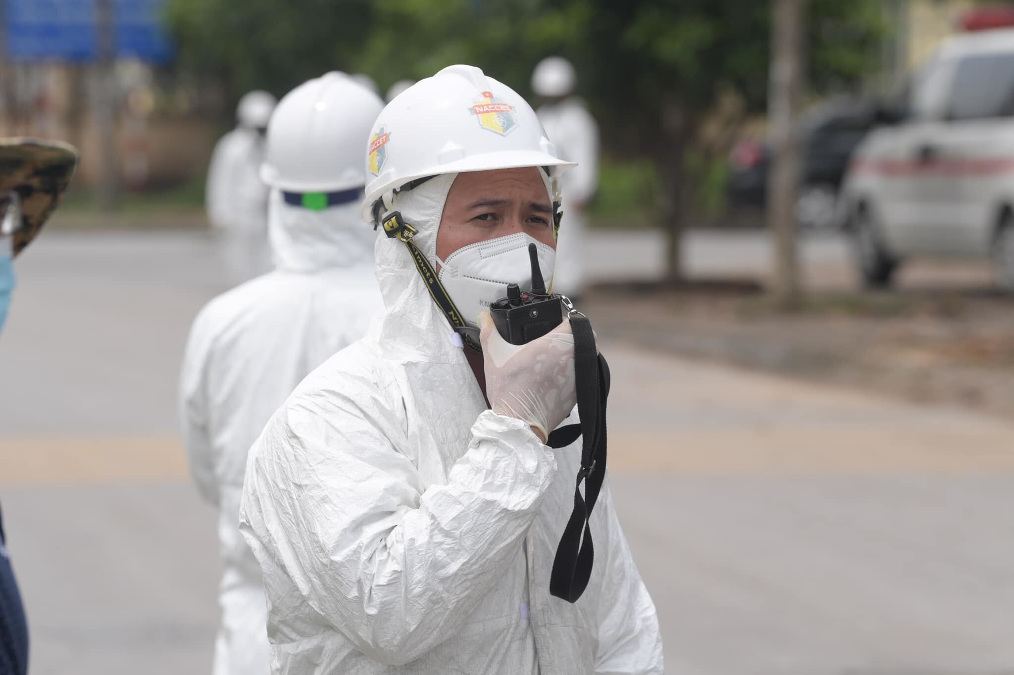 Lực lượng n&agrave;y được trang bị những trang thiết bị bảo hộ chống dịch mới nhất, c&oacute; chất lượng đảm bảo, được sử dụng theo đ&uacute;ng quy tr&igrave;nh ph&ograve;ng, chống dịch.