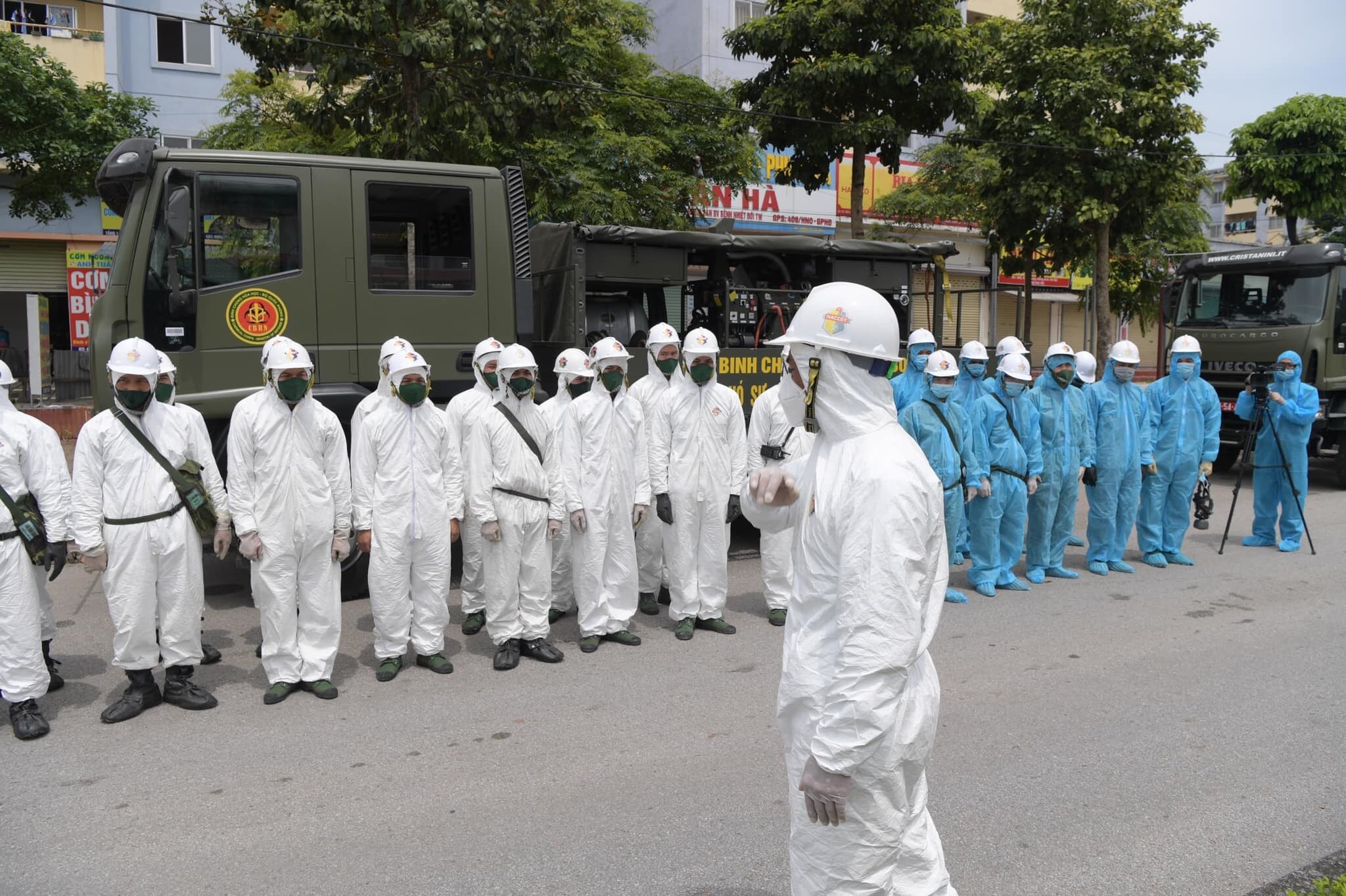 Thực hiện nhiệm vụ phun khử khuẩn Bệnh viện Bệnh nhiệt đới Trung ương cơ sở 2, Binh chủng H&oacute;a học đ&atilde; chỉ đạo thực hiện nghi&ecirc;m c&aacute;c biện ph&aacute;p nhằm đảm bảo an to&agrave;n cho c&aacute;n bộ, chiến sỹ trực tiếp l&agrave;m nhiệm vụ.