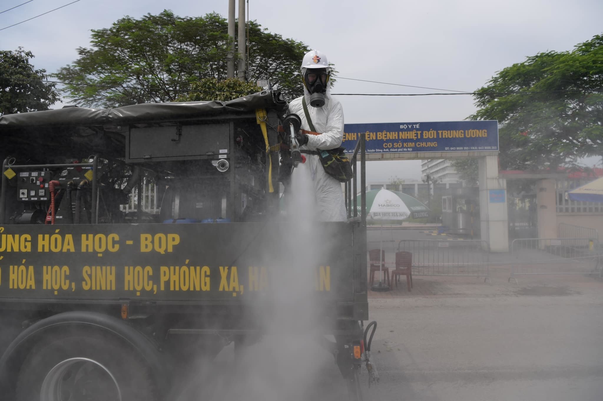 Lực lượng chức năng thực hiện phun hơn 200.000 l&iacute;t dung dịch ti&ecirc;u độc khử tr&ugrave;ng tr&ecirc;n tổng diện t&iacute;ch 150.000 m2 của Bệnh viện, tại c&aacute;c khu vực: khu&ocirc;n vi&ecirc;n, sảnh tiếp đ&oacute;n bệnh nh&acirc;n, khu vực kh&aacute;m bệnh, khoa cấp cứu, đường hầm để xe, tường r&agrave;o, đường nội bộ...