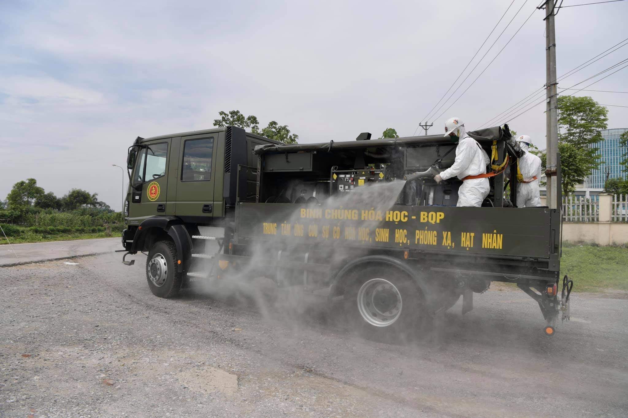 B&ecirc;n cạnh c&aacute;c gi&agrave;n phun tự động gắn tr&ecirc;n xe, c&aacute;c chiến sĩ điều chỉnh s&uacute;ng phun c&aacute; nh&acirc;n để đưa v&agrave;o c&aacute;c ng&oacute;c ng&aacute;ch.