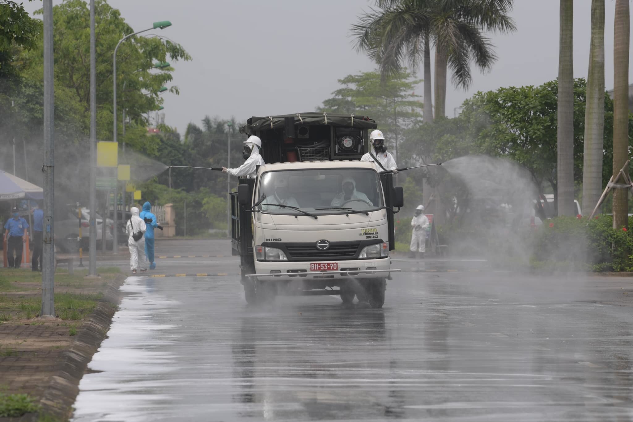 Chiều 6/5, Bộ Tư lệnh H&oacute;a Học (Bộ Quốc ph&ograve;ng) sử dụng c&aacute;c phương tiện đặc chủng tiến h&agrave;nh phun thuốc khử tr&ugrave;ng to&agrave;n bộ khu&ocirc;n vi&ecirc;n Bệnh viện Bệnh Nhiệt đới Trung ương cơ sở 2.