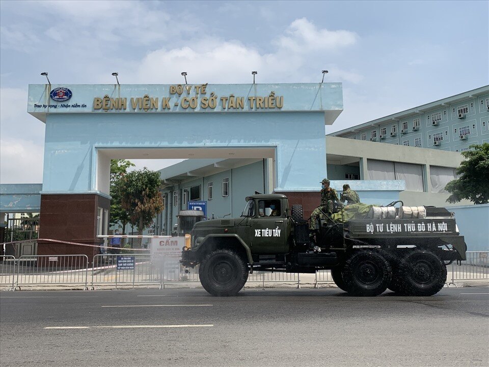 Đầu giờ chiều 7/5, 4 xe chuy&ecirc;n dụng đ&atilde; được huy động đến Bệnh viện K cơ sở T&acirc;n Triều để tiến h&agrave;nh phun khử khuẩn. Trước đ&oacute; v&agrave;o s&aacute;ng c&ugrave;ng ng&agrave;y, Chủ tịch UBND th&agrave;nh phố H&agrave; Nội Chu Ngọc Anh đ&atilde; trực tiếp kiểm tra việc thực hiện phong toả Bệnh viện K tại cơ sở T&acirc;n Triều.