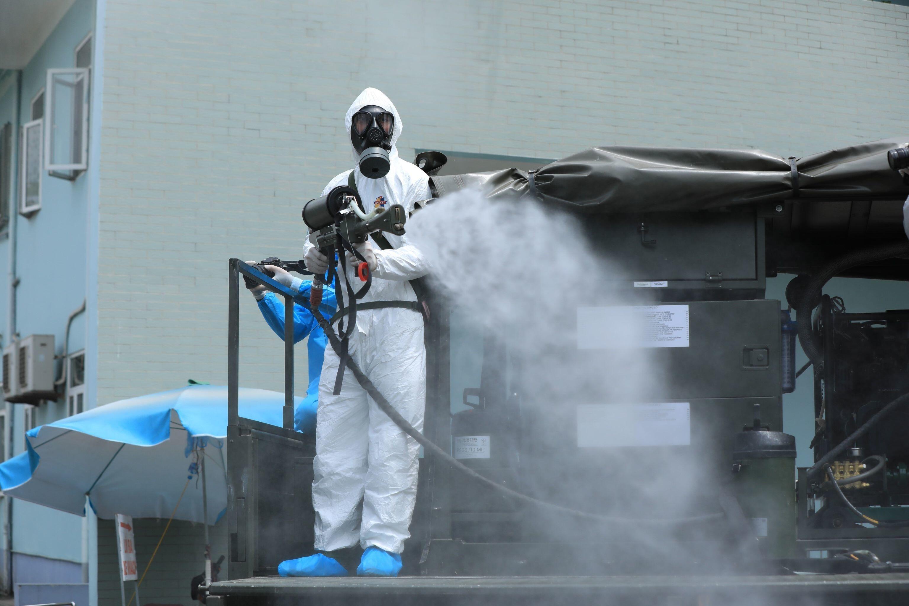 &ldquo;Để thực hiện việc phong tỏa n&agrave;y, t&ocirc;i đề nghị Gi&aacute;m đốc Bệnh viện b&aacute;o c&aacute;o Bộ Tư lệnh Thủ đ&ocirc;, Bộ Tư lệnh H&oacute;a học, sau đ&acirc;y phối hợp c&ugrave;ng bệnh viện phun khử khuẩn bệnh viện nghi&ecirc;m t&uacute;c, nghi&ecirc;m ngặt để thực hiện an to&agrave;n ph&ograve;ng chống dịch&rdquo;, &ocirc;ng Chu Ngọc Anh n&oacute;i.