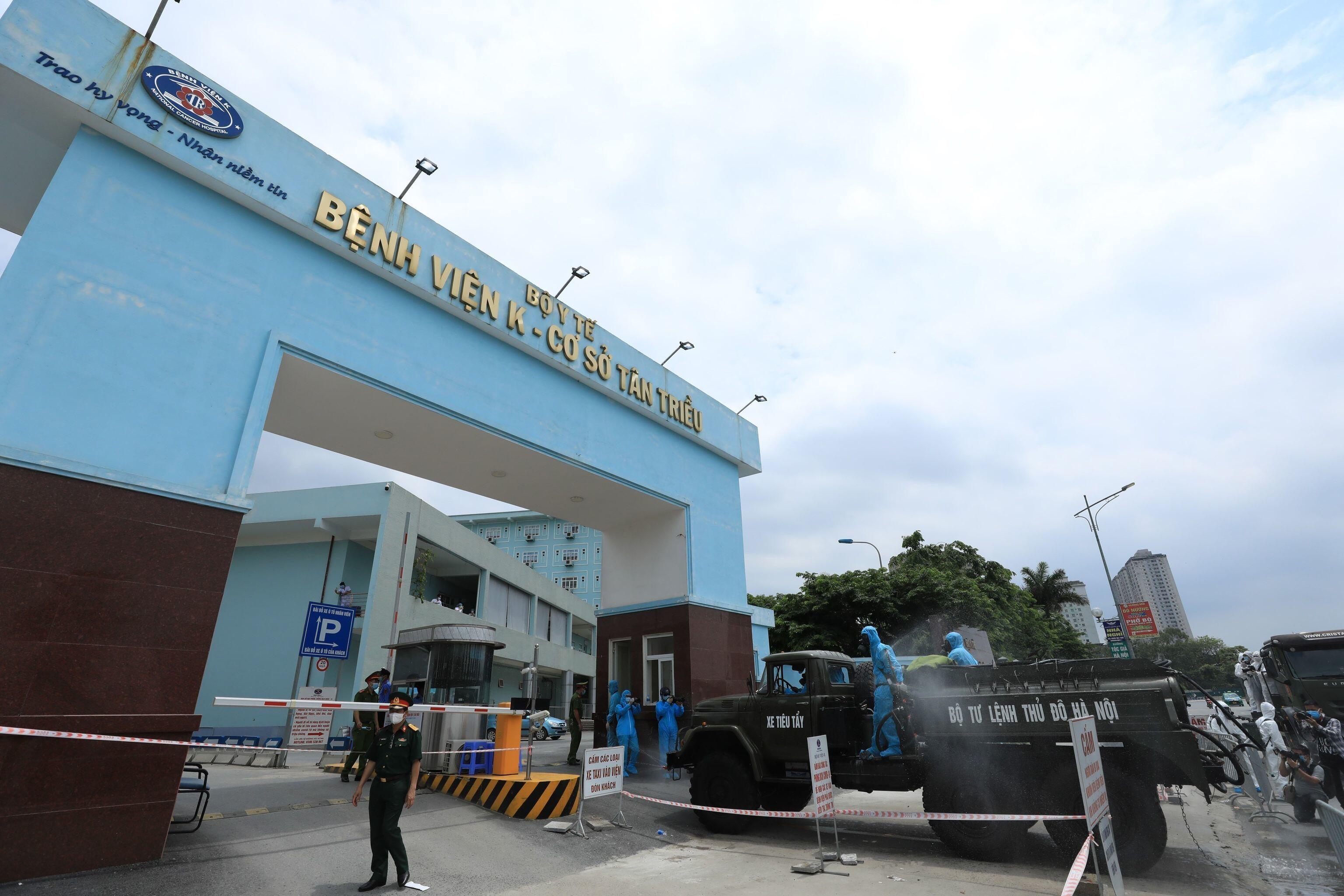 Hiện khoảng 5.000 nh&acirc;n vi&ecirc;n y tế, bệnh nh&acirc;n v&agrave; người nh&agrave; tại ba cơ sở Bệnh viện K đang trong v&ograve;ng phong tỏa.